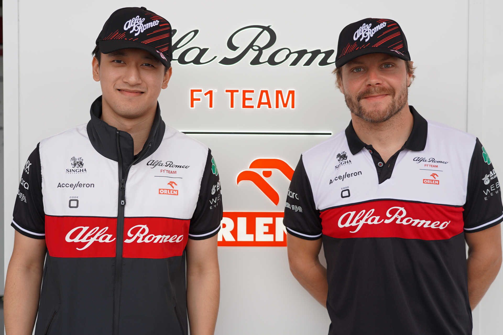 アルファ ロメオF1チームのドライバー、ジョウ・グアンユー選手（左）とバルテリ・ボッタス選手（右）。どちらも筆者のつたない英語の質問にも誠実に答えてくれるナイスガイだった