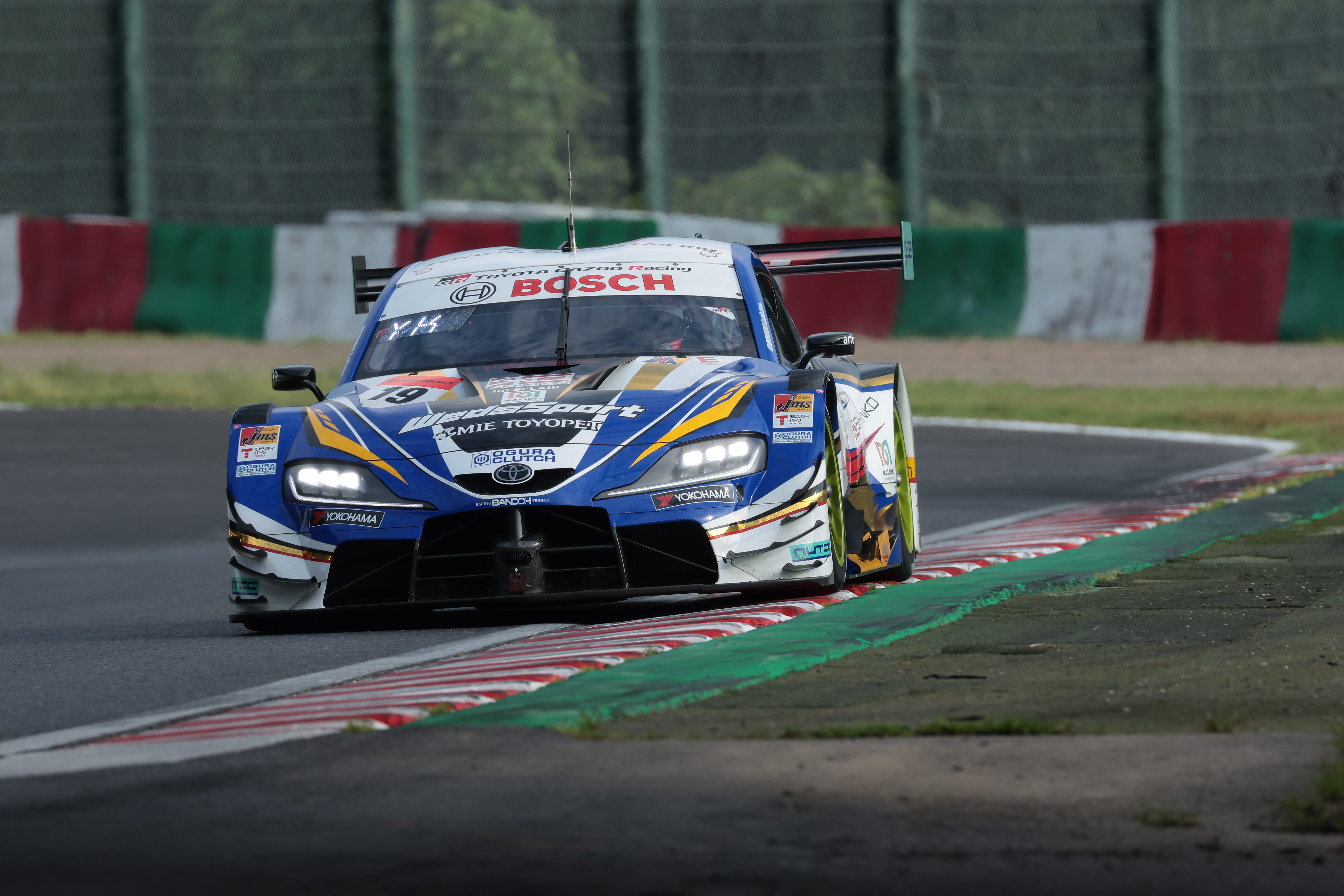 19号車を「EF100-400mm F4.5-5.6L IS II USM」で撮影