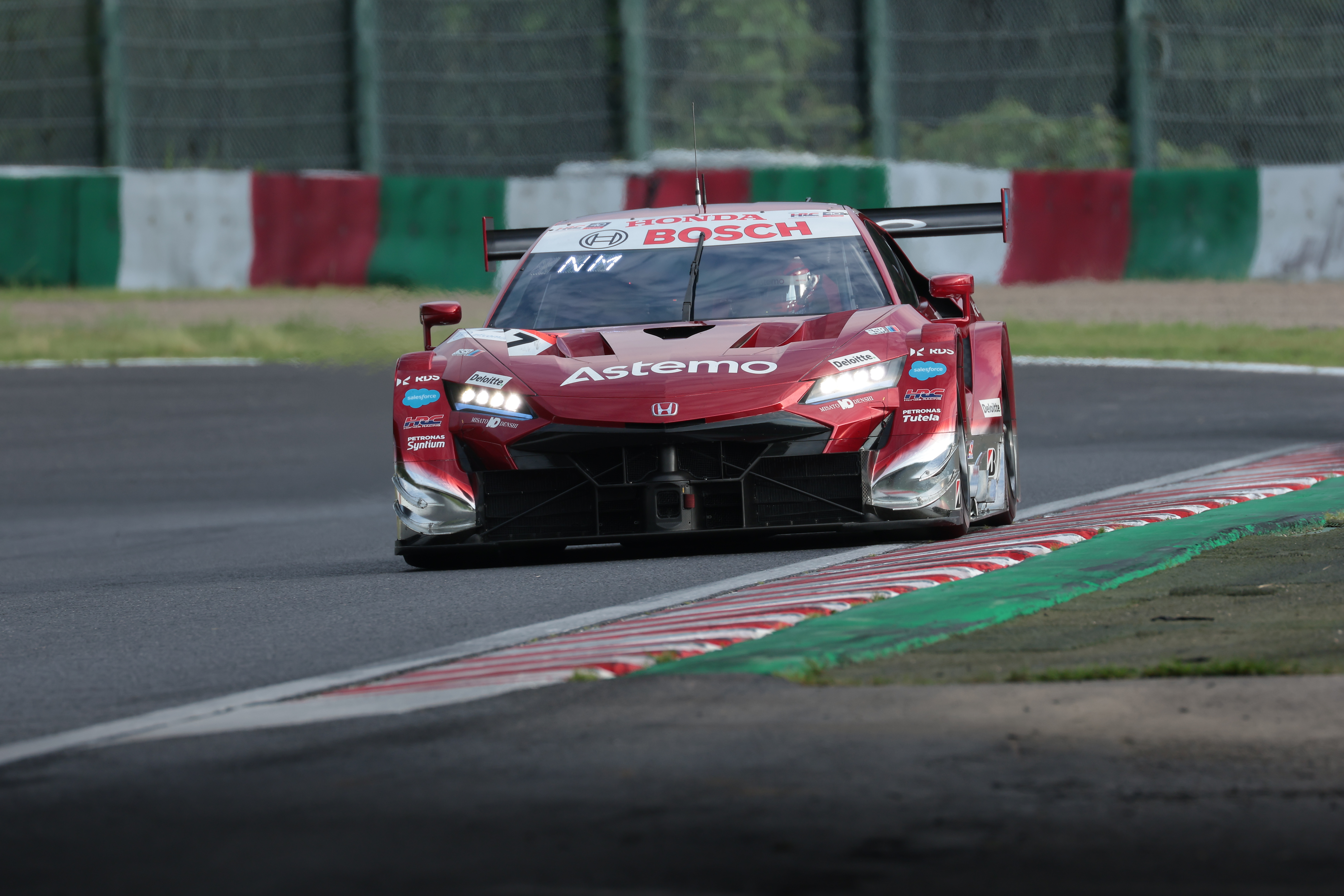 17号車を「EF100-400mm F4.5-5.6L IS II USM」で撮影