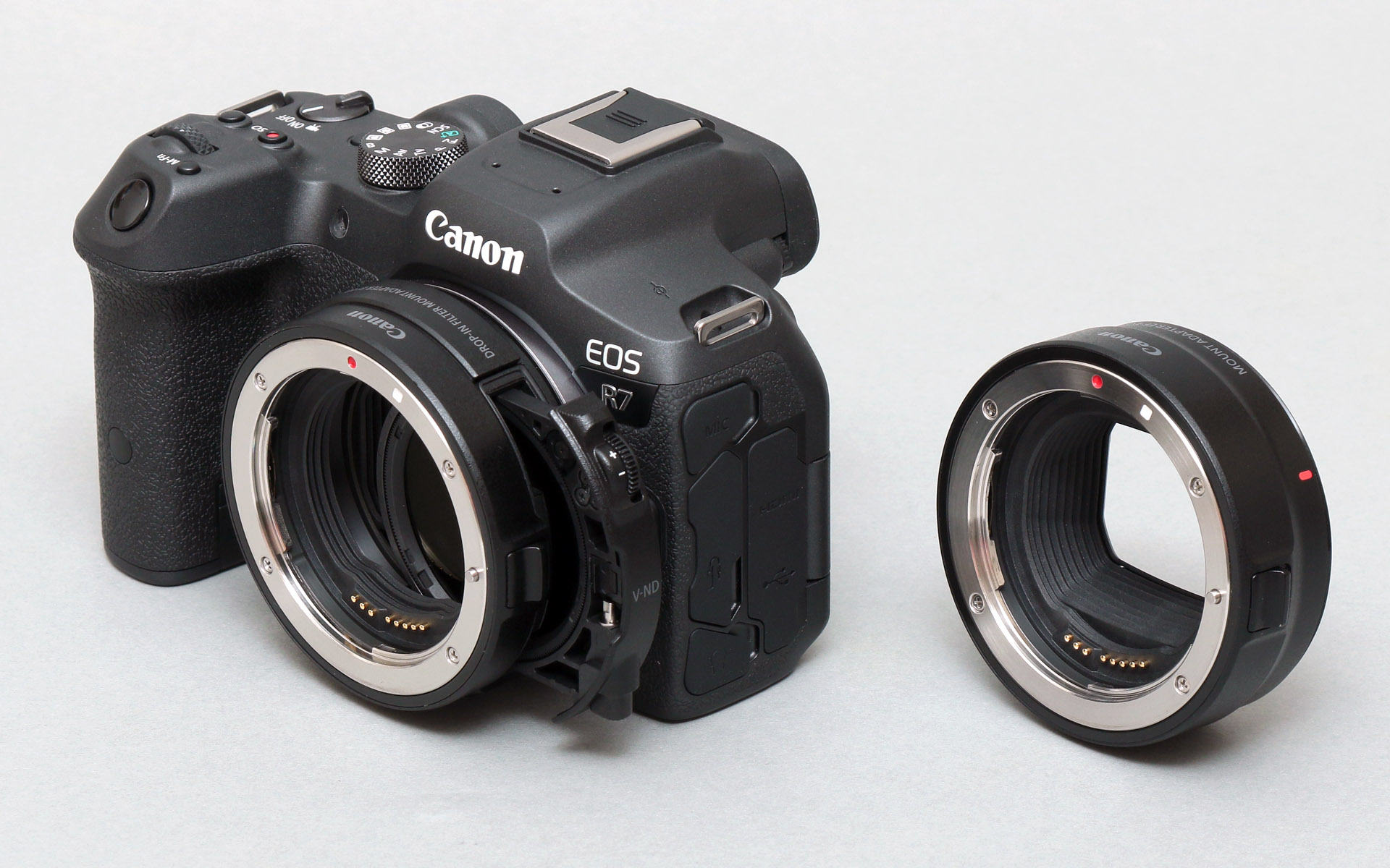 EOS R7に③ドロップイン 可変式NDフィルター付のマウントアダプタを装着、右側は①の「マウントアダプター EF-EOS R」
