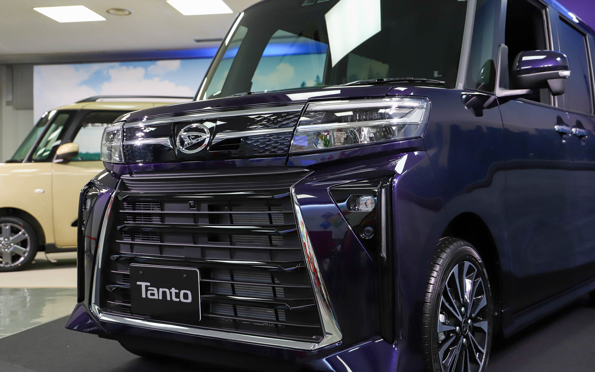 下辺が長い台形スタイルのグリル。全高が高いクルマに安定感を表現したからこその形