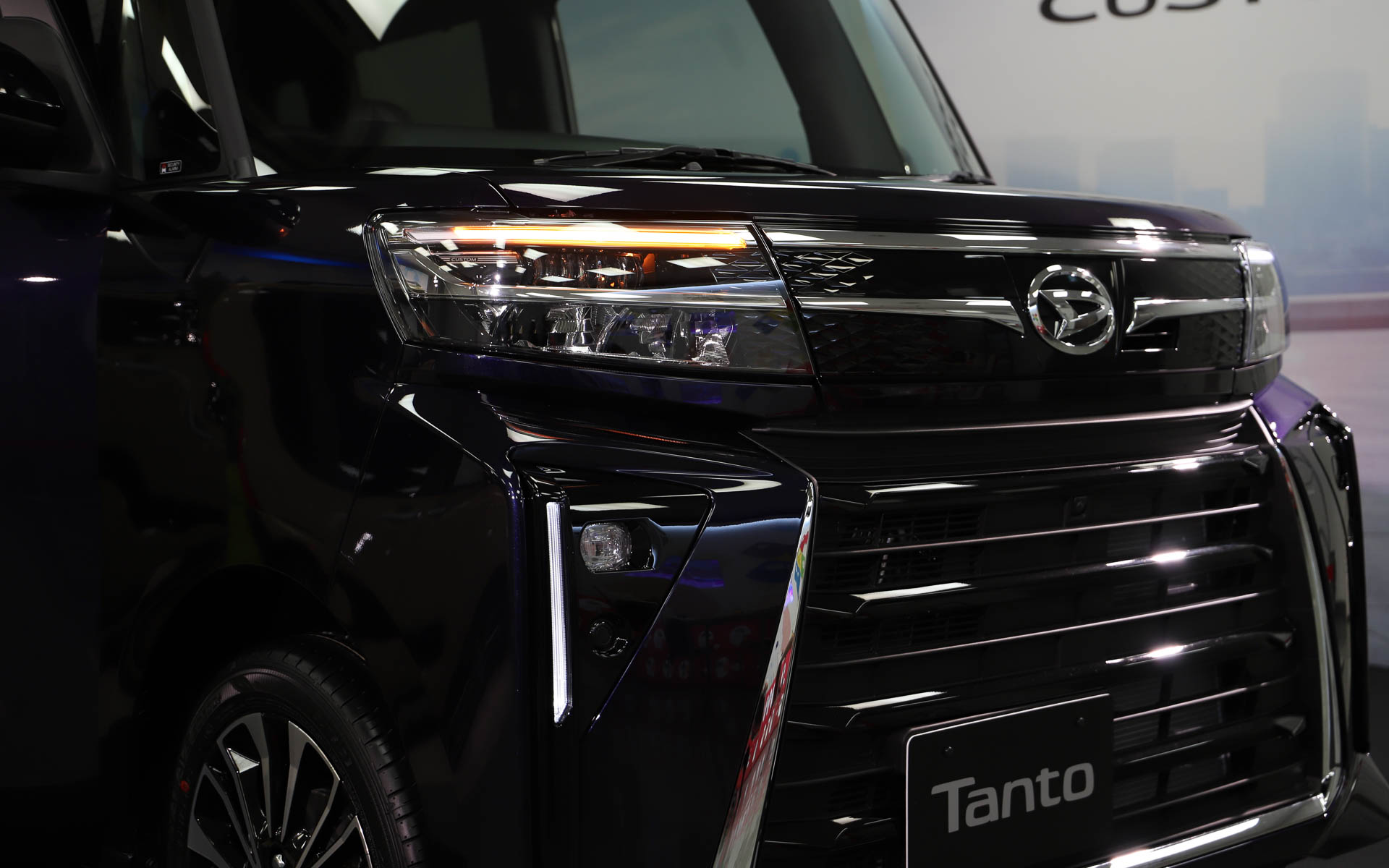 ウインカー点灯時はデイライトの白がオレンジ色に変わる