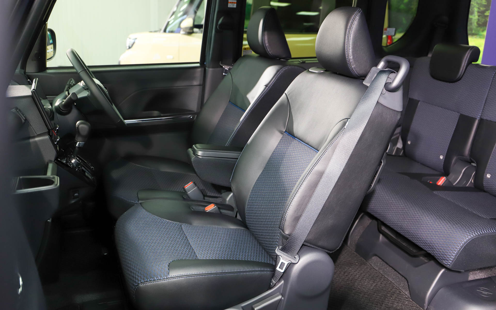 ロングスライドシートは運転席が540mm、助手席は380mmのスライドが可能