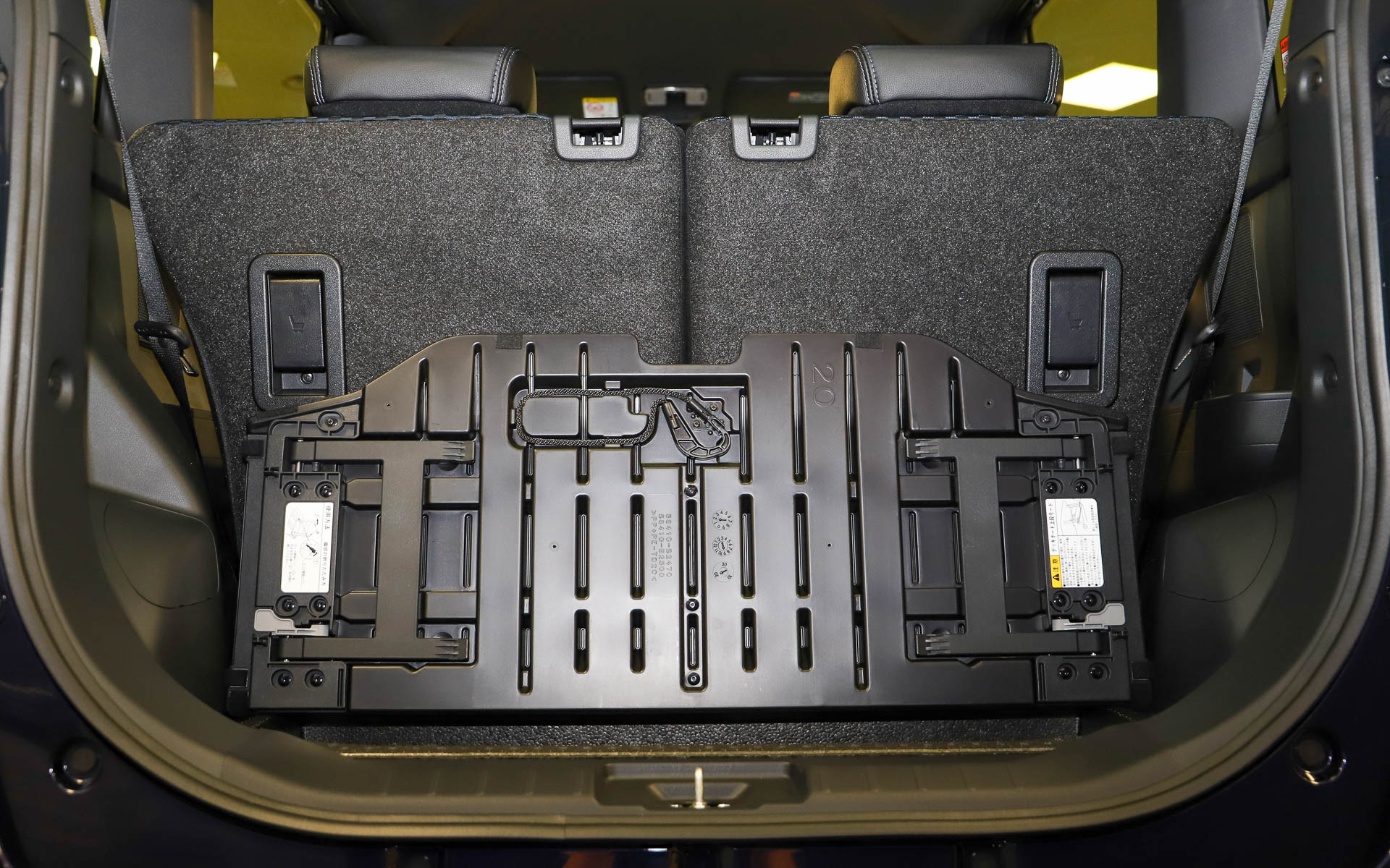 ボードの裏側。スタンドを立てて、車外で簡易的なテーブルとしても使える