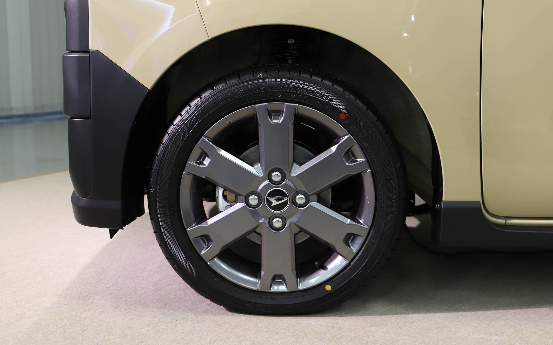 ファンクロスはホイールもアウトドアイメージのデザインのものを装着。タフトと同じデザインとなるが、タイヤサイズは異なる