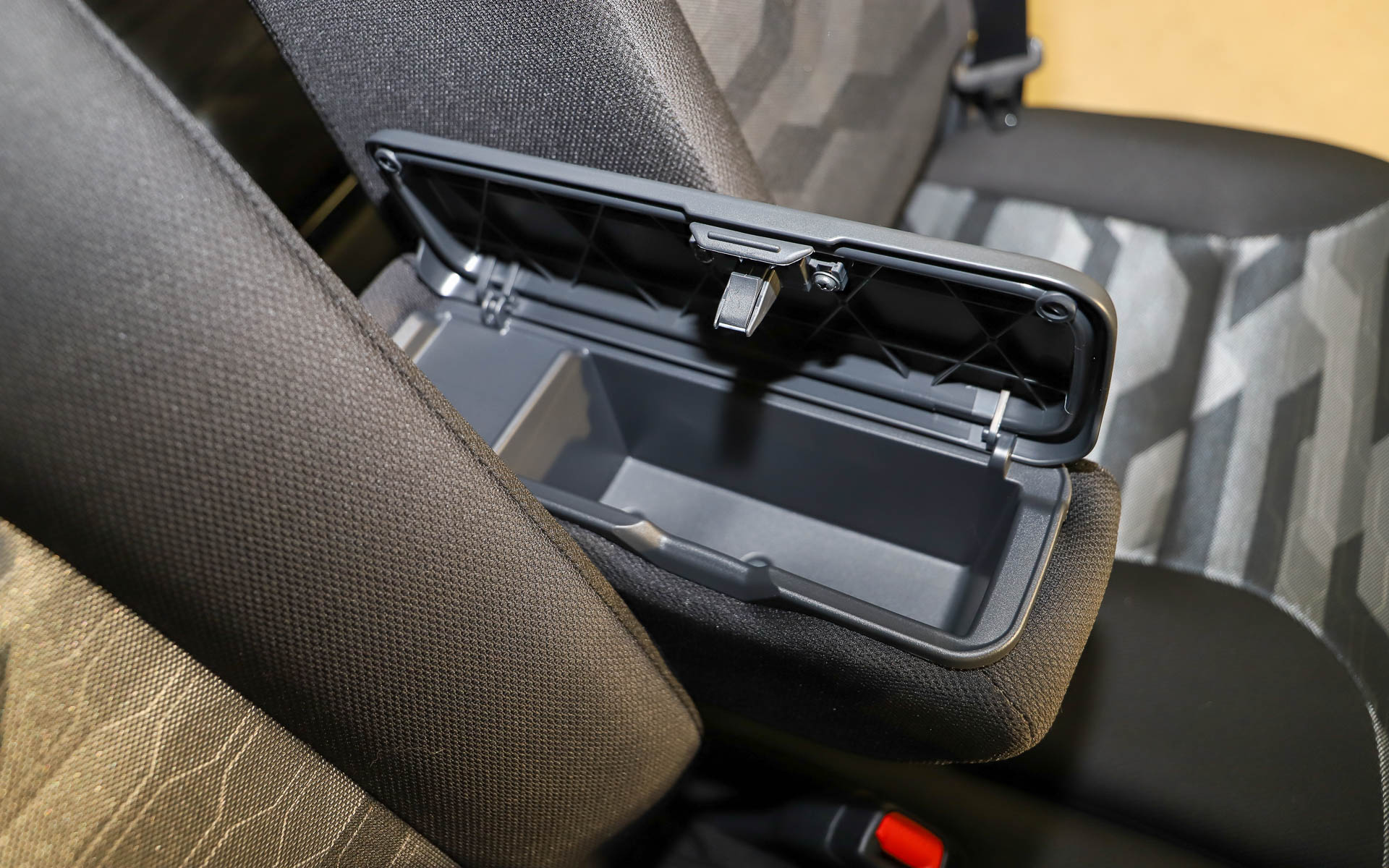 アームレストにも収納を備えた