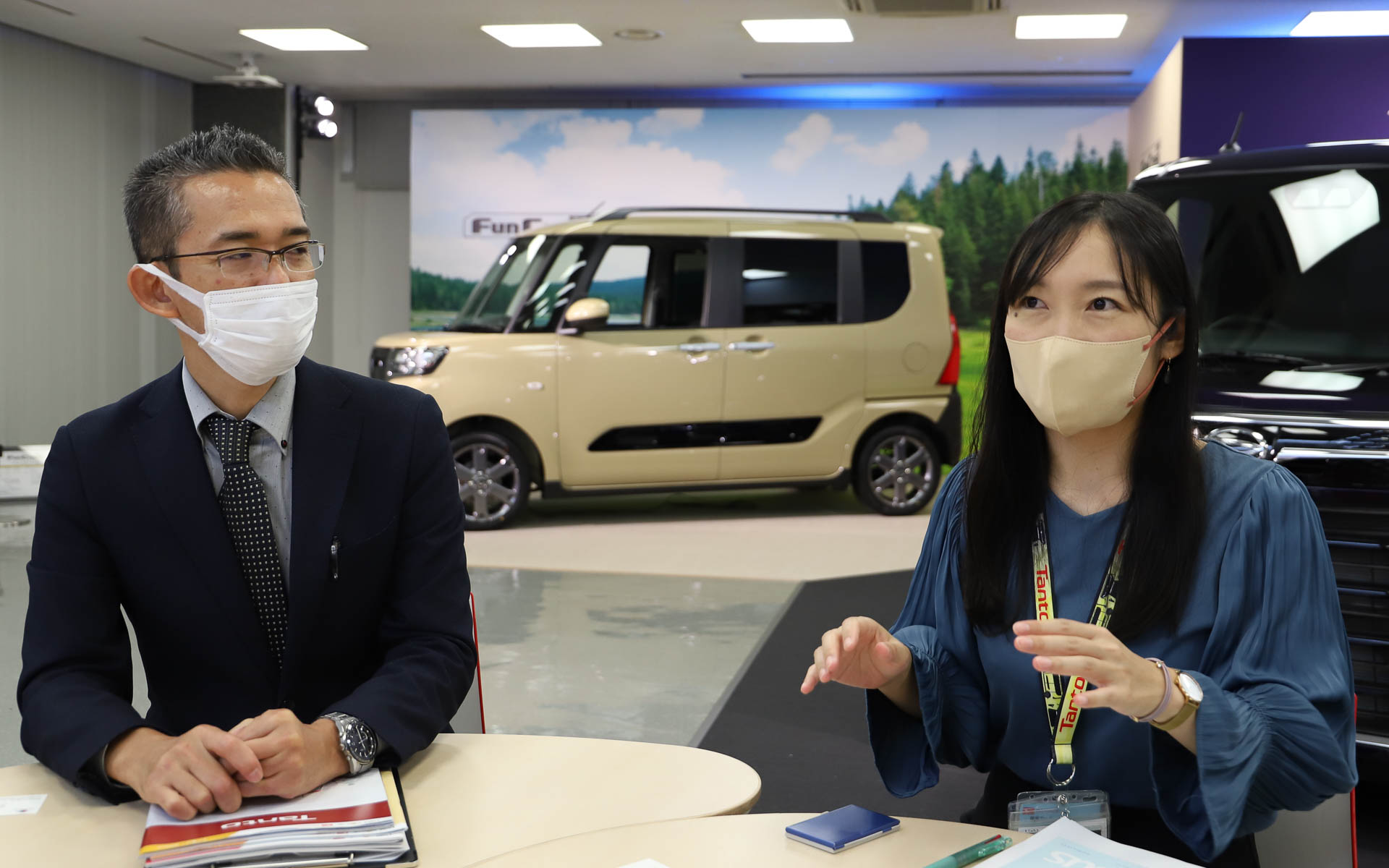 お話をうかがったダイハツ工業株式会社 くるま開発本部 製品企画部 C・E（チーフエンジニア） 秋本智行氏（左）と商品CS本部 国内商品企画部 主任 岩舘朋子氏（右）