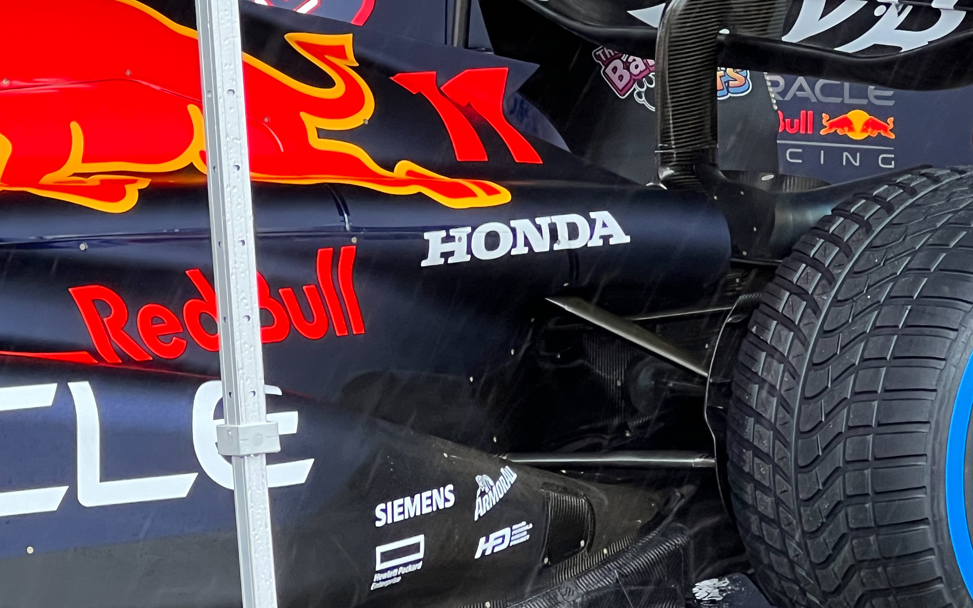 レッドブル・レーシングRB18のサイドポンツーンにホンダロゴが復活