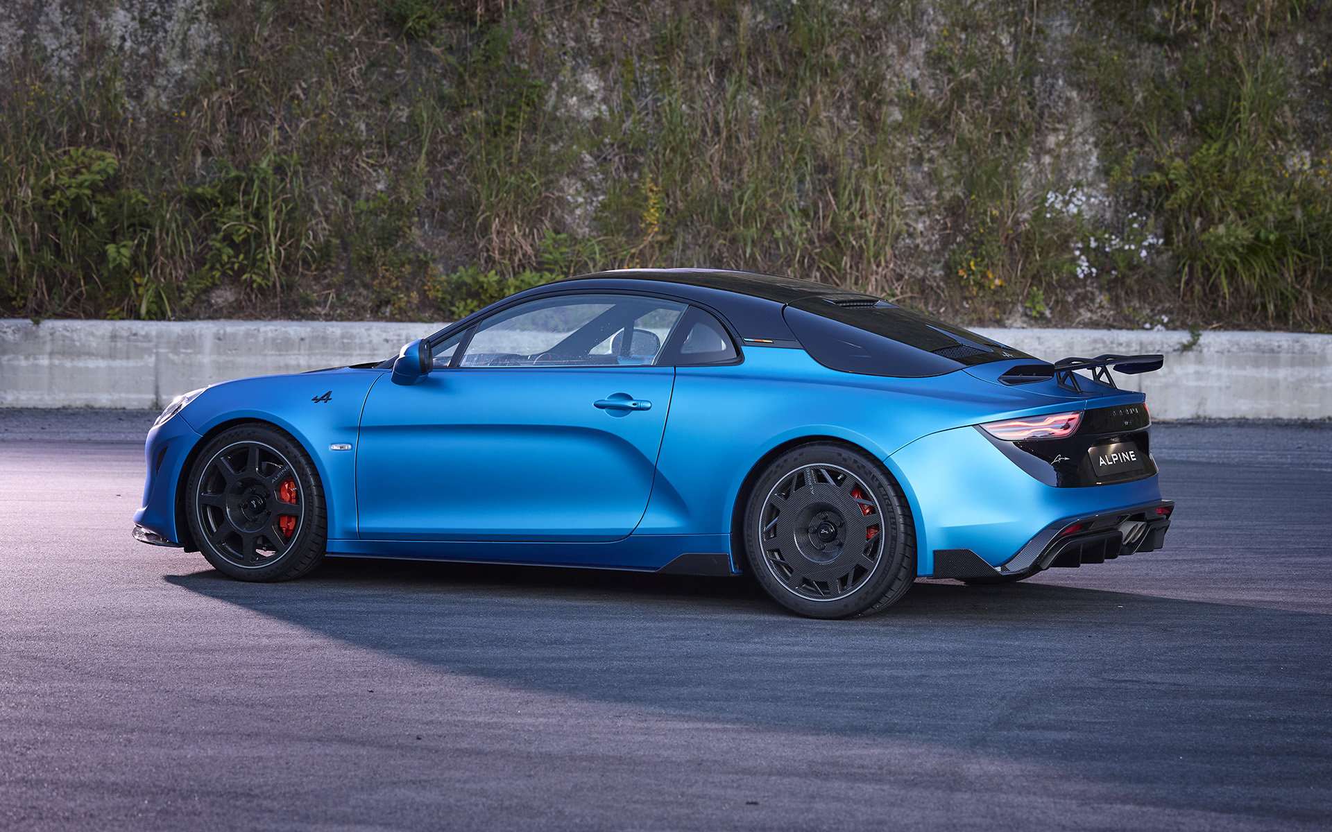 基本スペックはA110 Rと変わらないものの、A110 Rからさらに10mm車高を下げられるようになった