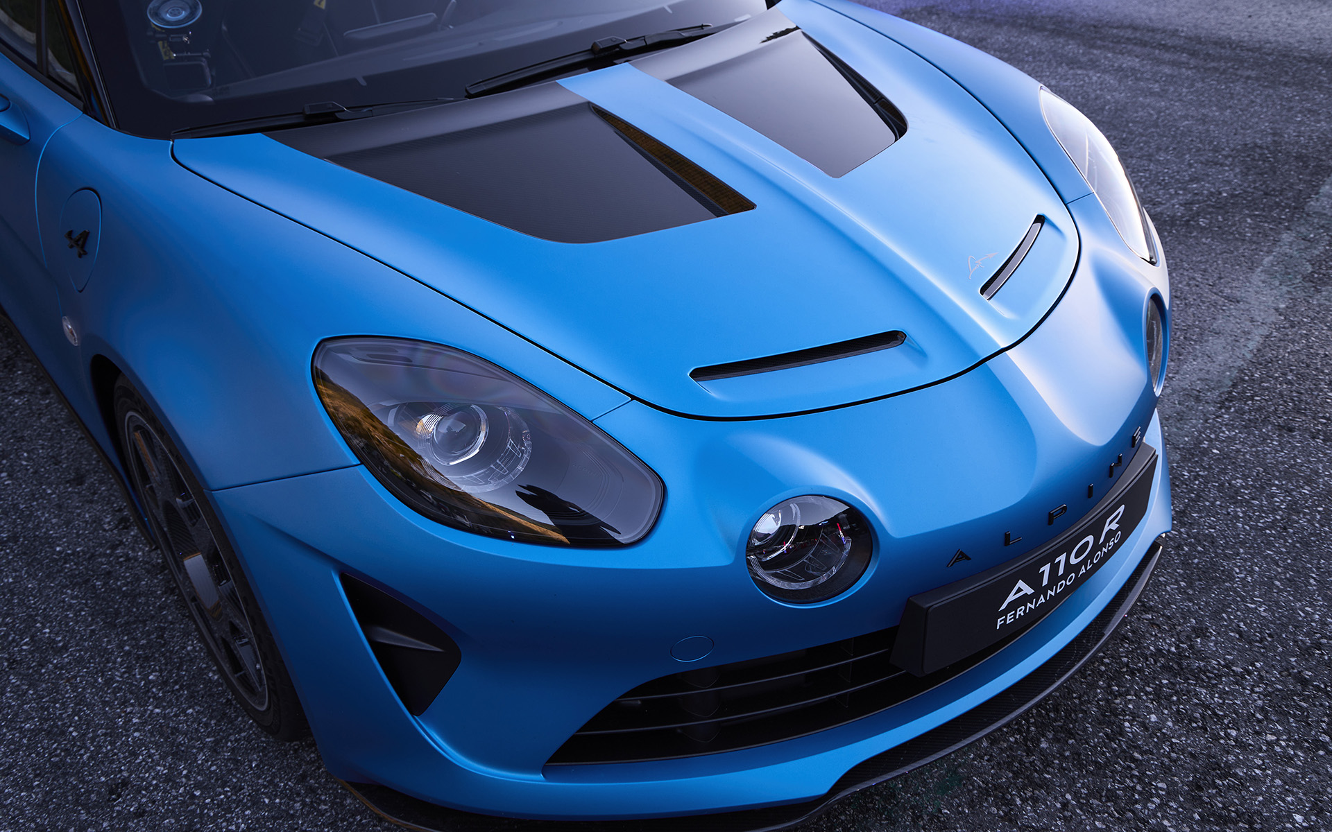 フロントのカーボンボンネットはボディ色とカーボン地の2トーンカラーに