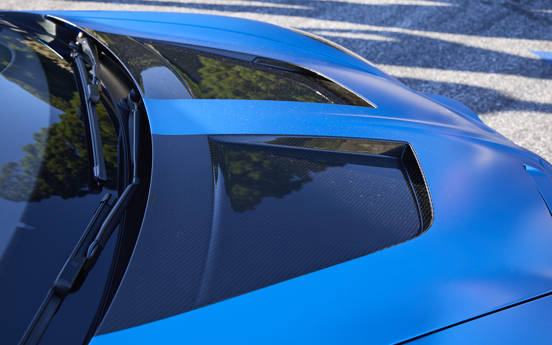 フロントのカーボンボンネットはボディ色とカーボン地の2トーンカラーに