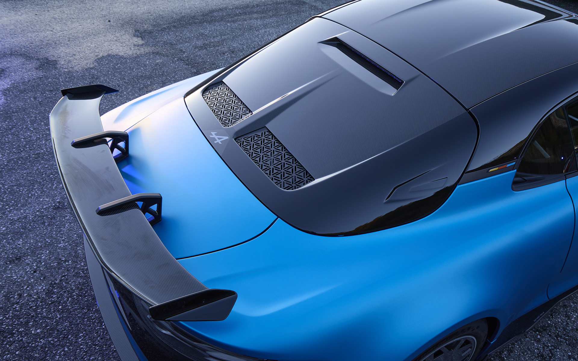 リアのカーボン部も2トーンカラーとなり、グロスブラックのペイントが施される