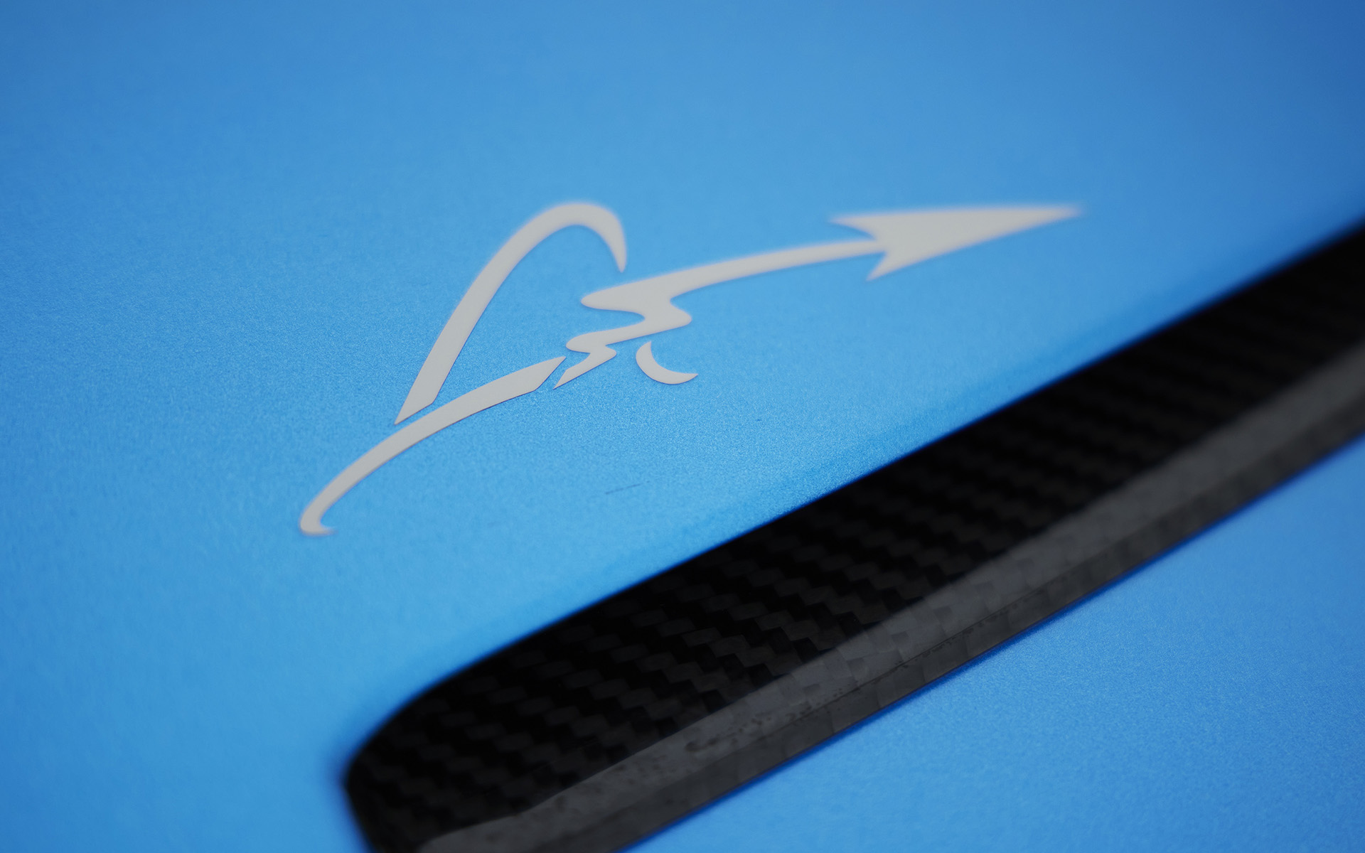 フロントボンネットやリアパネル、シートのヘッドレストにアロンソ選手のサインが施される