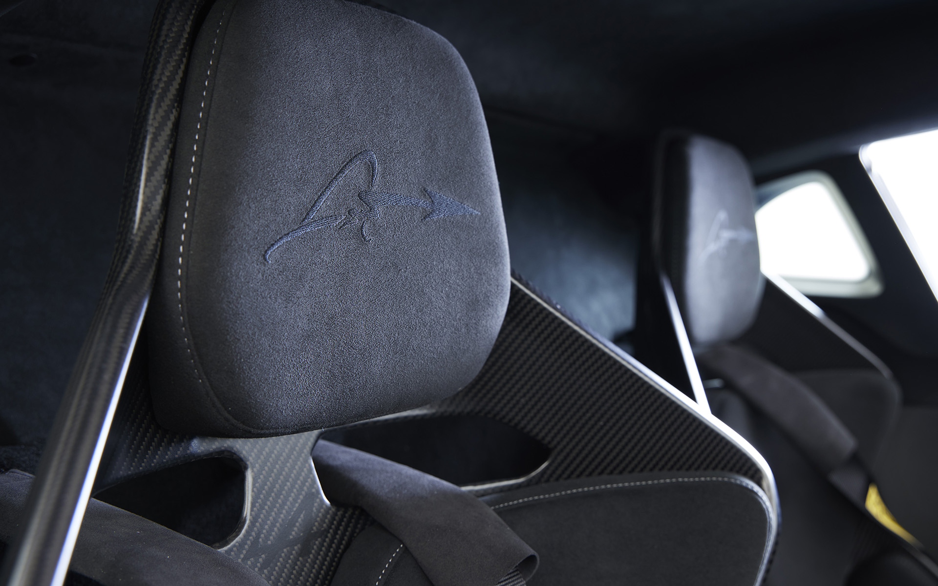 フロントボンネットやリアパネル、シートのヘッドレストにアロンソ選手のサインが施される