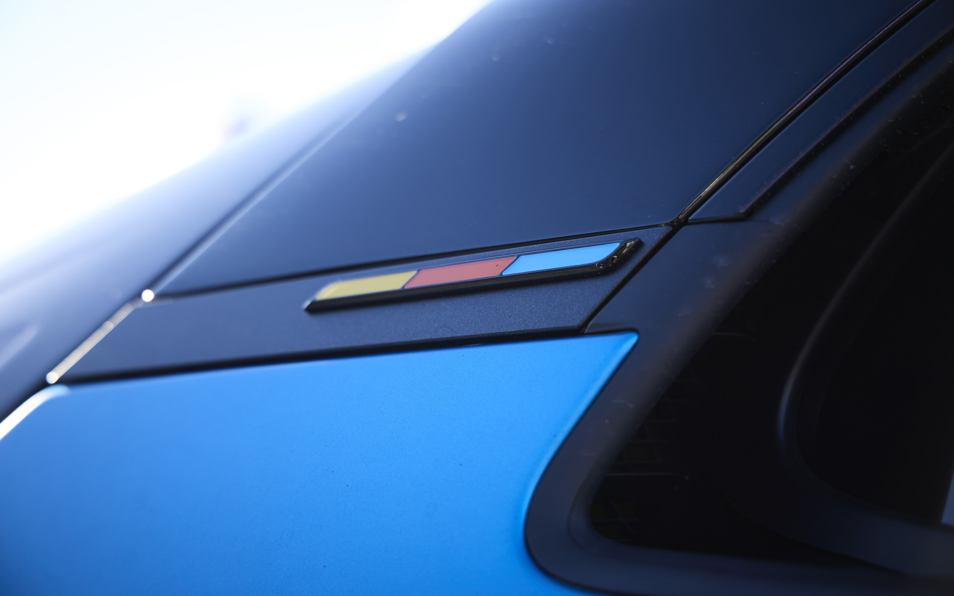 ブレーキキャリパーや、リアクオーターのトリコロールエンブレム、ステアリングセンターマーク、ドアストラップにオレンジのアクセントカラーを追加