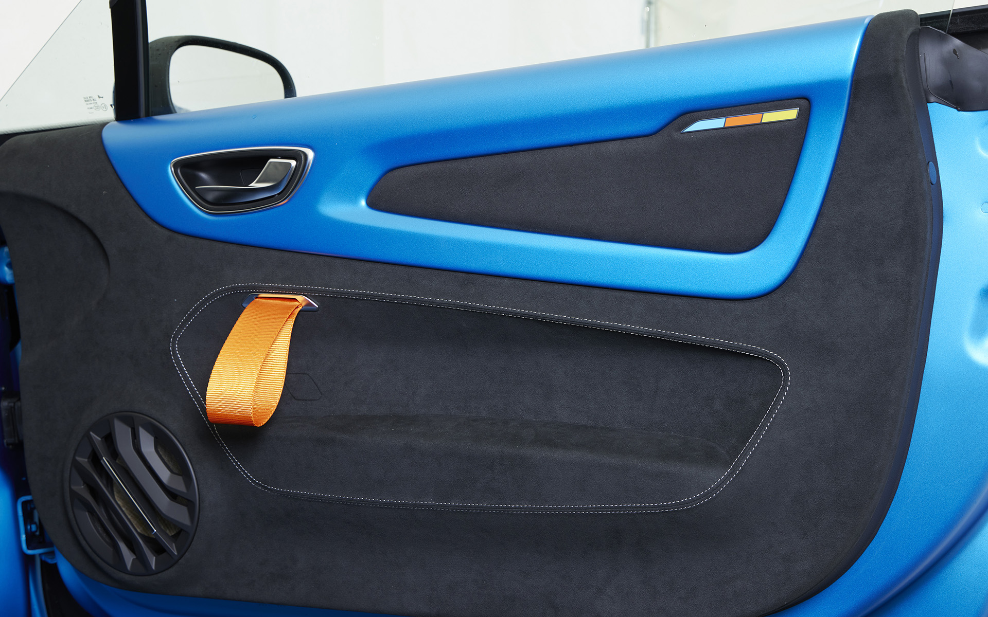 ブレーキキャリパーや、リアクオーターのトリコロールエンブレム、ステアリングセンターマーク、ドアストラップにオレンジのアクセントカラーを追加