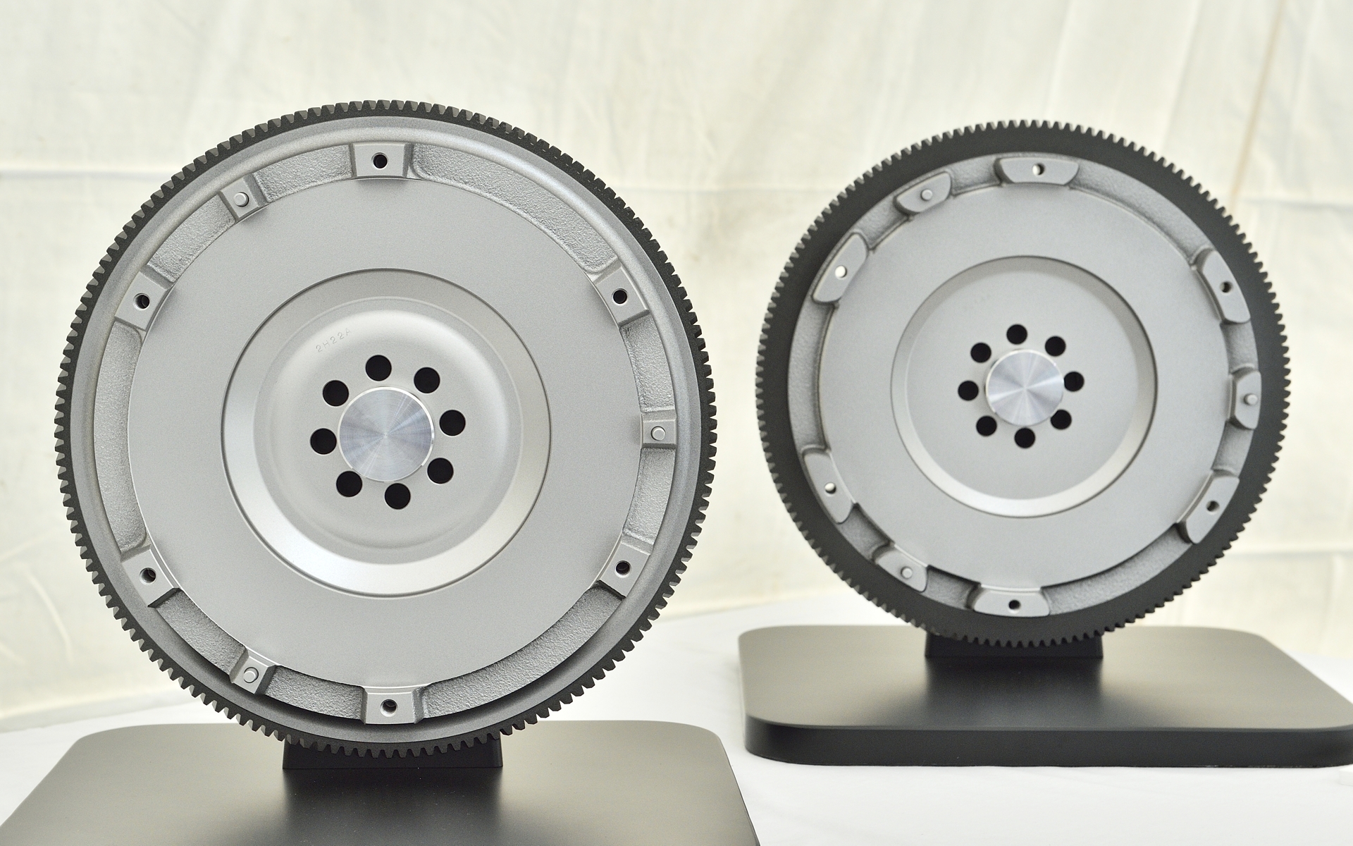 フライホイールも先代比で重量－18％、慣性モーメント－25％低減を実現。それによりシフトダウン時にエンジン回転を自動的に上げてくれるブリッピング性能も10％向上している