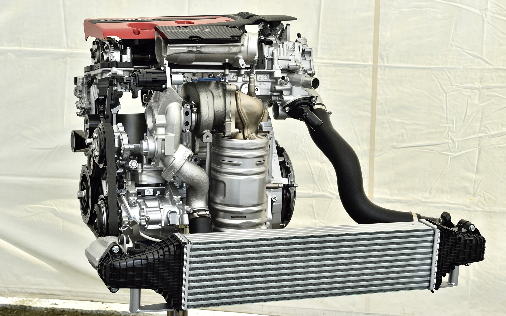 2.0リッターVTECターボエンジン。エンジン本体はアメリカで組まれて日本で車両に組み込まれている。手前にあるのがコアを10段にすることで圧力損失を低減させたインタークーラー