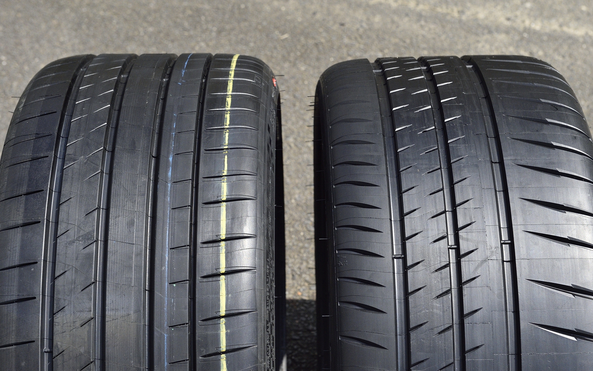 左がパイロットスポーツ4S、右がパイロットスポーツCUP2 CONNECT。2本を見比べるとパイロットスポーツCUP2 CONNECTは排水用の縦溝が1本少なく、横（コーナー外側）方向の踏ん張りがさらに効く構造