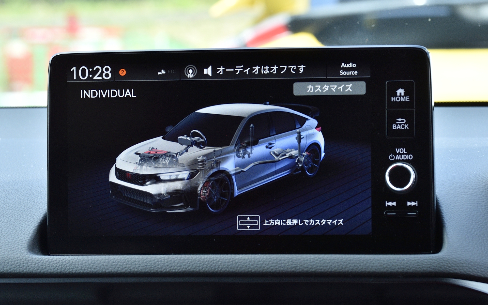 エンジン・ステアリング・サスペンション・エンジンサウンド・レブマッチシステム・メーターを自分好みにカスタマイズできる「インディビジュアルモード」も搭載。設定はエンジン再始動時も保持される仕様となっている