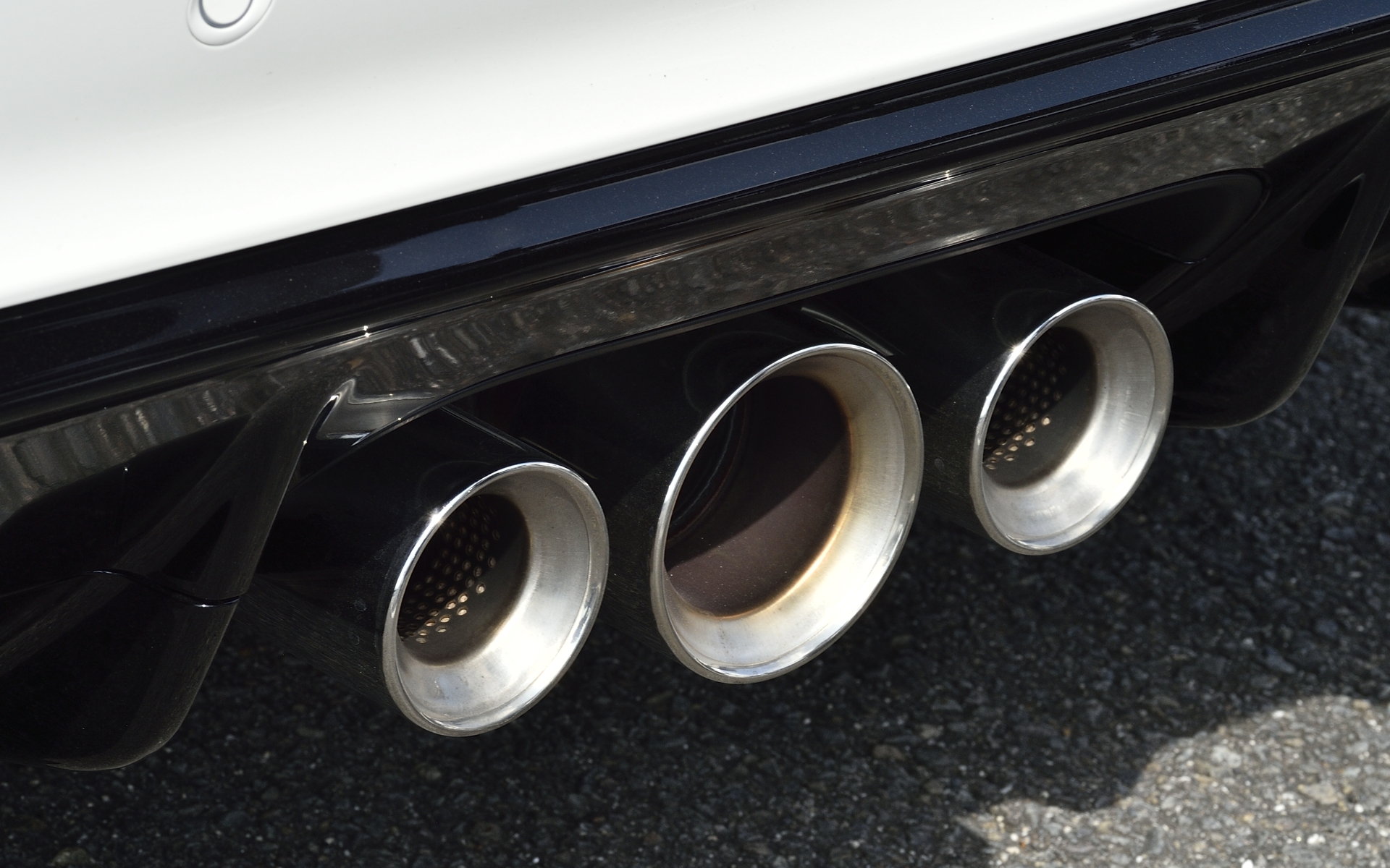 新型シビック TYPE Rのマフラー。排気の主流が通過するサイレンサーの中央配管には、「アクティブ・エキゾーストバルブ機構」を新採用。エンジン回転数に応じて最適なバルブ開度とすることで、車外騒音法規を満たしながら、エンジン出力向上と迫力ある排気サウンドを両立する