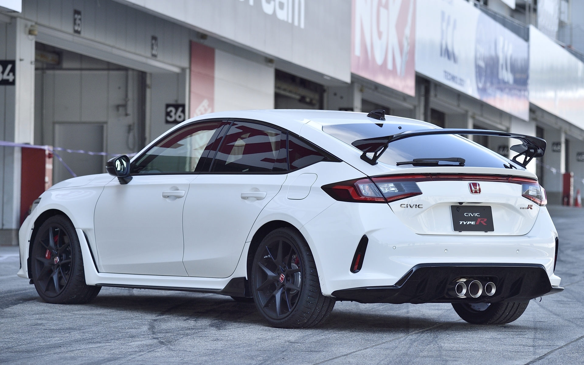 エクステリアはロー＆ワイドを強調し、圧倒的な速さと美しさを兼ね備えたデザインを両立。冷却性能向上のためグリル開口部を大きくするとともに、サイドシルガーニッシュやリアスポイラーなどで空力性能を追求しながらも、リアフェンダーをボディと一体化したしたことで、流れるような美しいデザインを実現している