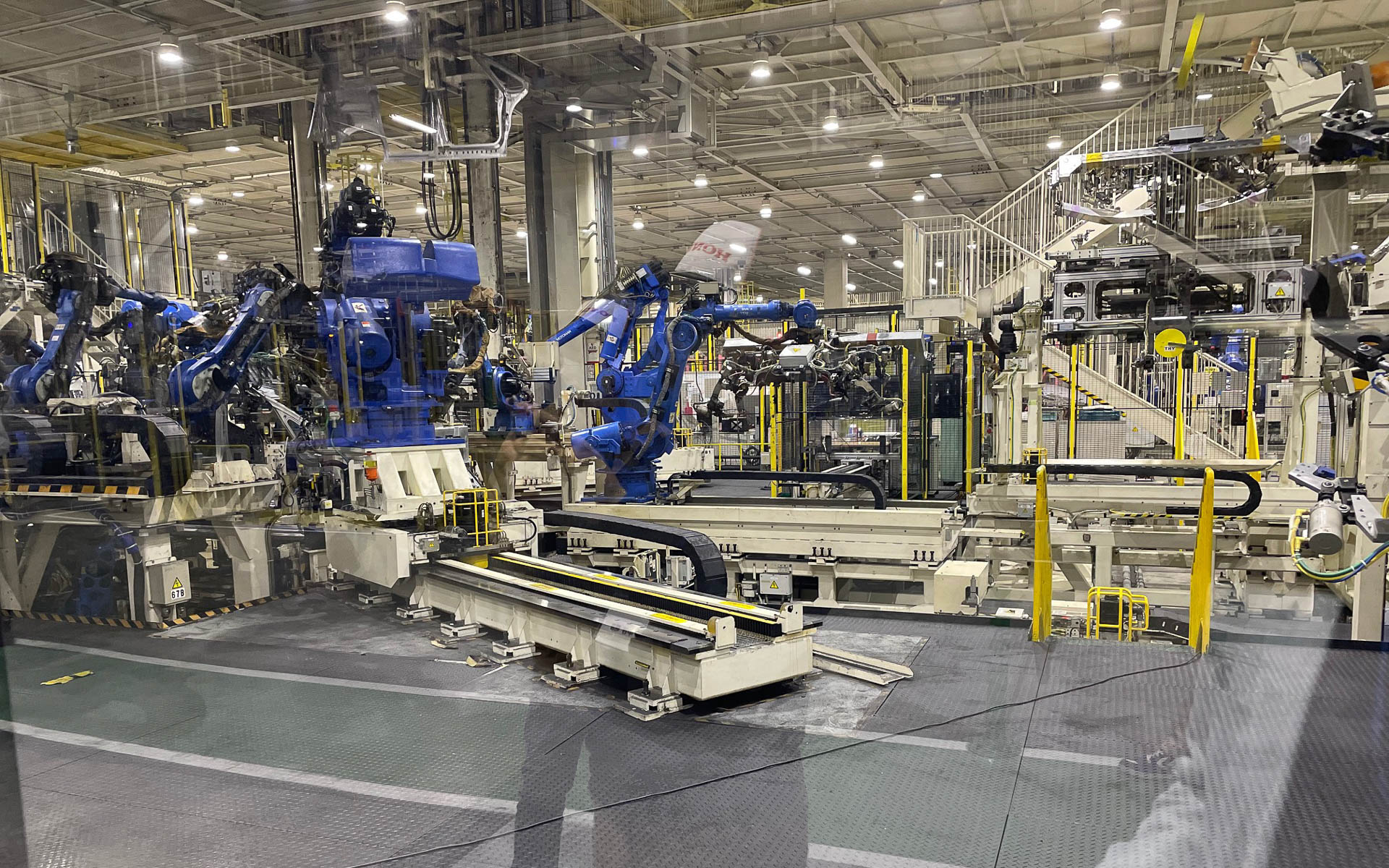 剣道道場のような気合が響き渡る溶接工程。時折火花が散るなど劇画のような気合が入った工程です