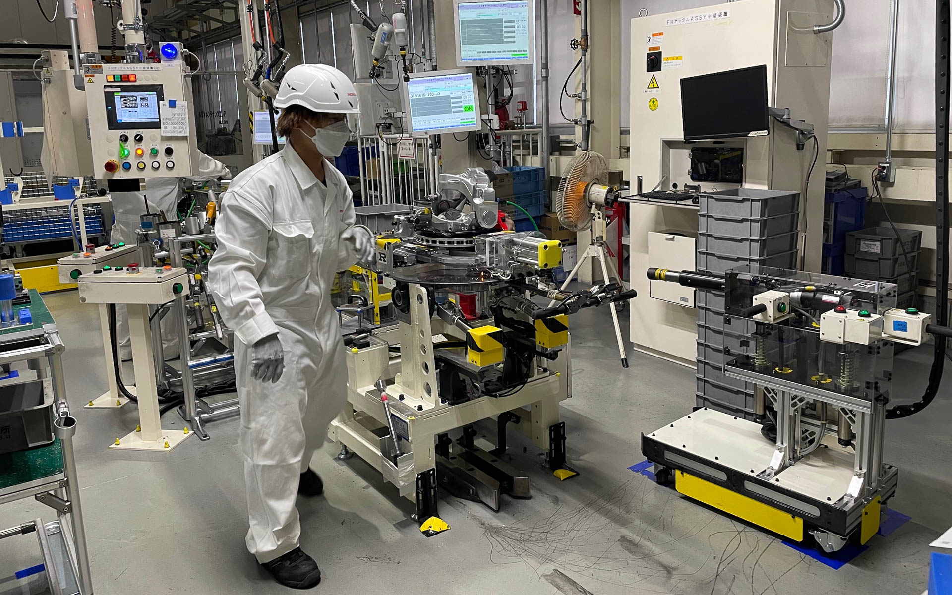 フロントサスアッシーを組むスペシャリスト。きっちり7分で作業を終えます。お見事