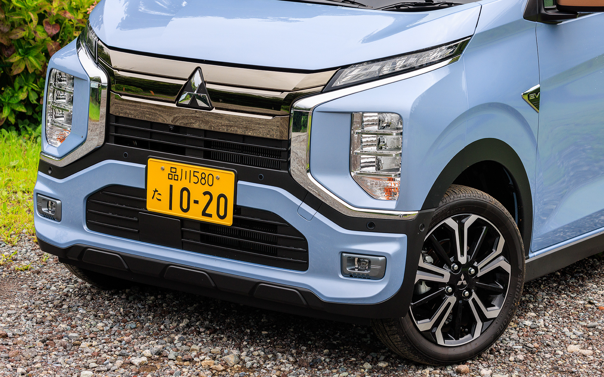 エクステリアは新世代のダイナミックシールドフロントフェイスといった三菱自動車ならではのSUVテイストのデザインに、ダーククロムメッキのフロントグリルやLEDのフロントフォグランプを採用するなどBEVらしいアレンジを加えたもの。撮影車のボディカラーはミストブルーパールに電気銅線をイメージしたカッパーメタリックのルーフを組み合わせた2トーン仕様