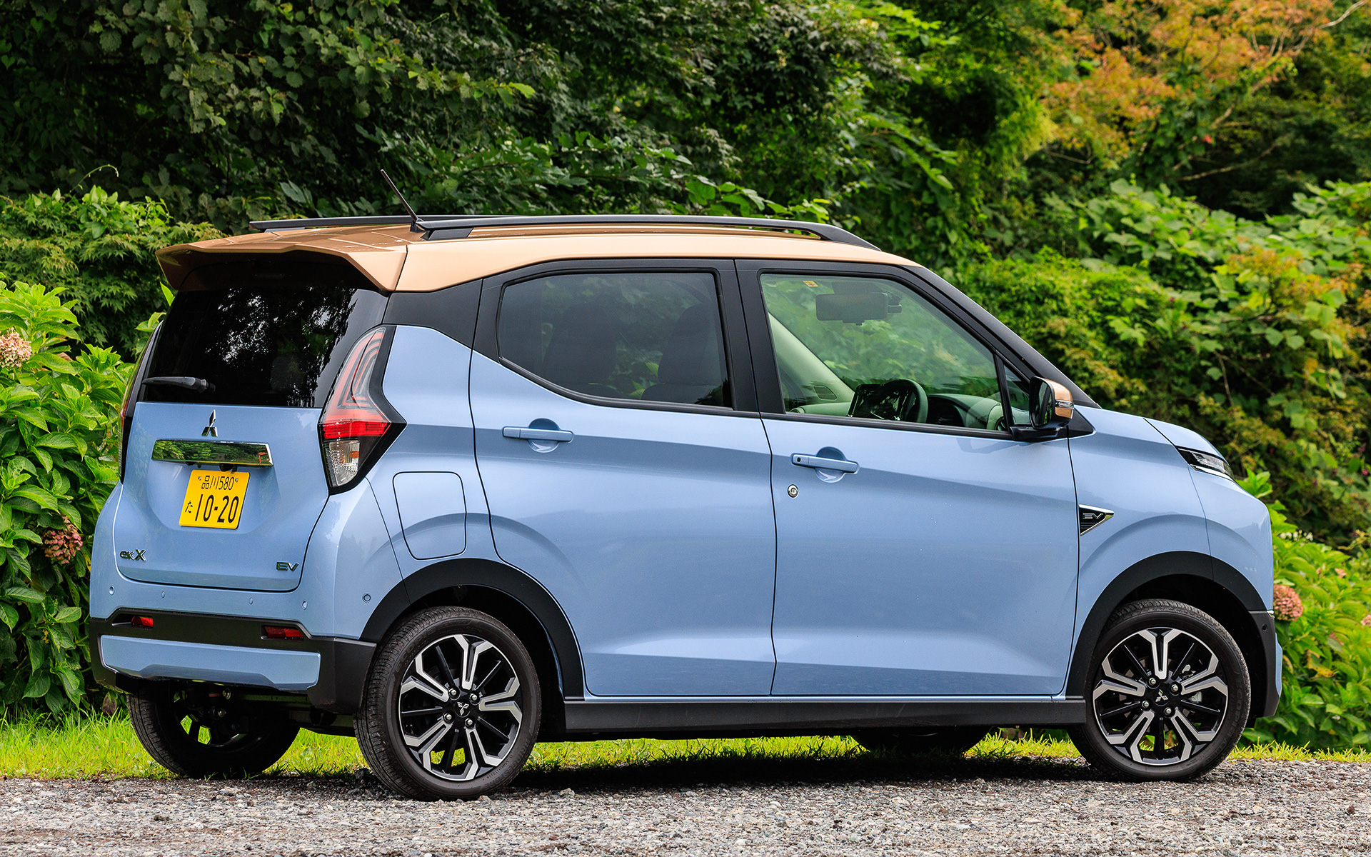 6月に発売された軽自動車タイプのBEV（バッテリ電気自動車）「eK クロス EV」。試乗車は「P」グレード（293万2600円）でボディサイズは3395×1475×1655mm（全長×全幅×全高）、ホイールベースは2495mm。ガソリン仕様（2WD/G、Tグレード）から15mm高くなるものの、ほぼ同寸に仕上げた。電力量20kWhの駆動用バッテリを搭載し、一充電走行距離は180km（WLTCモード）。なお、eK クロス EVの累計受注（9月末時点）は約6600台と好調な販売をみせている