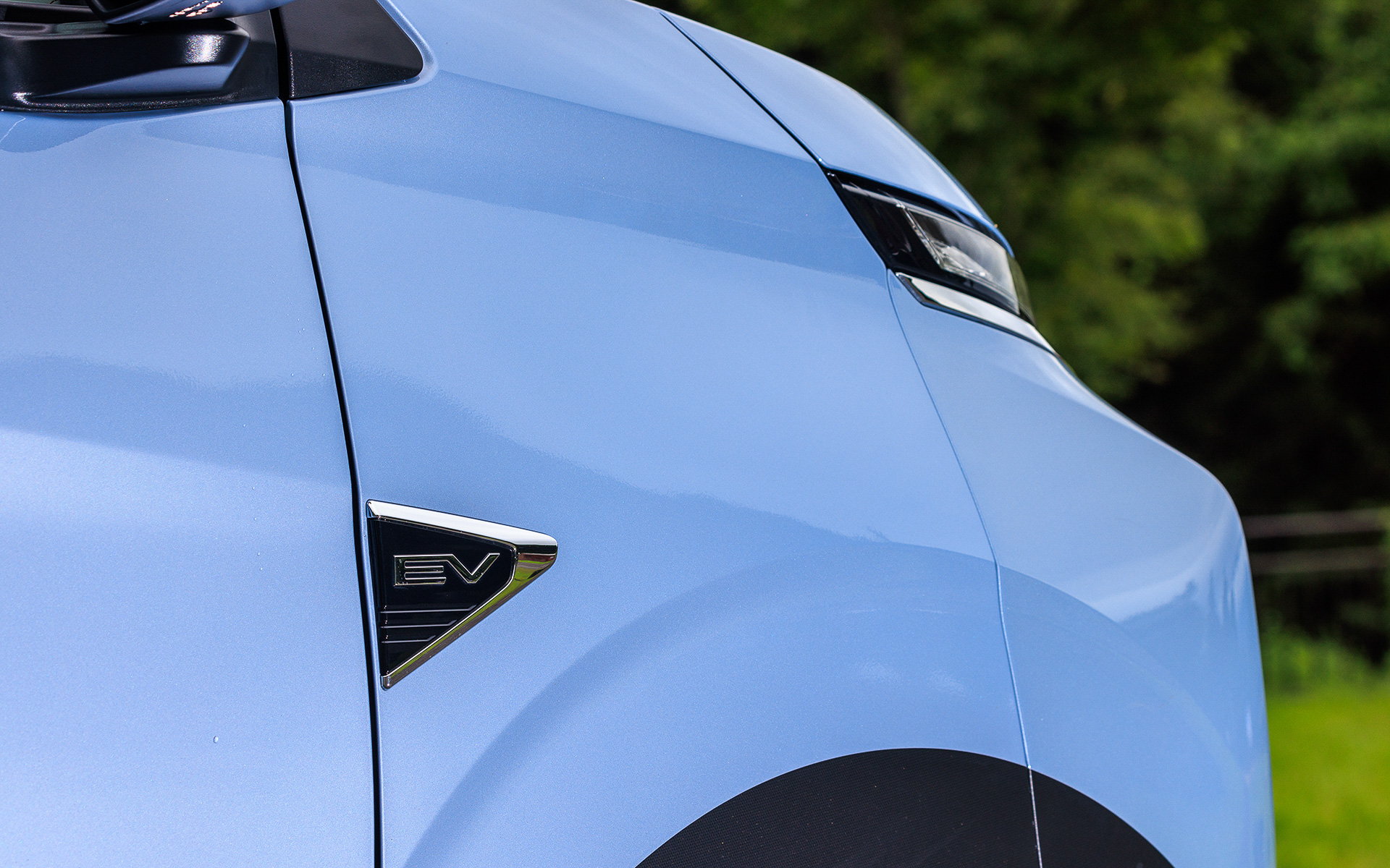 エクステリアは新世代のダイナミックシールドフロントフェイスといった三菱自動車ならではのSUVテイストのデザインに、ダーククロムメッキのフロントグリルやLEDのフロントフォグランプを採用するなどBEVらしいアレンジを加えたもの。撮影車のボディカラーはミストブルーパールに電気銅線をイメージしたカッパーメタリックのルーフを組み合わせた2トーン仕様