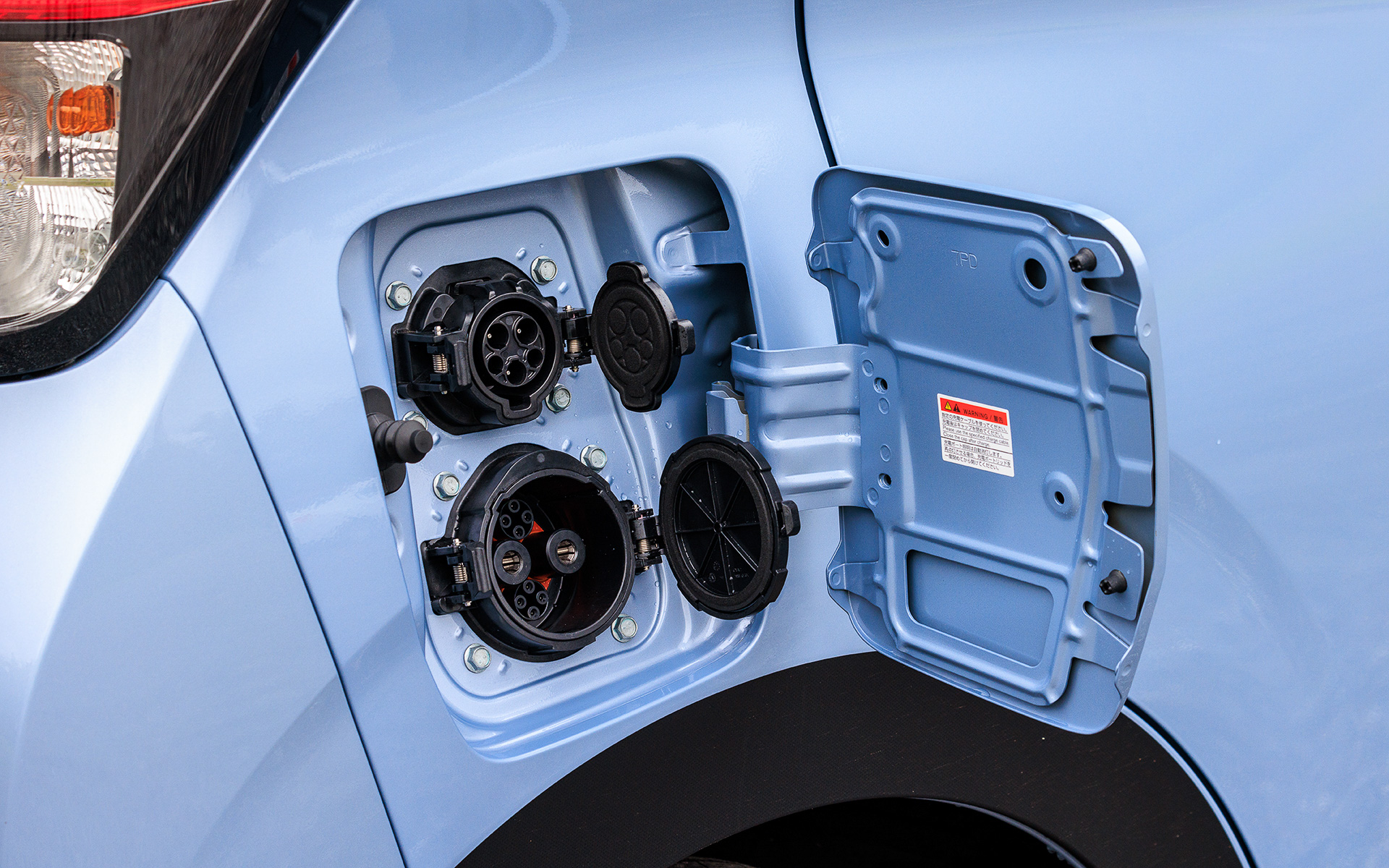 普通充電（AC200V/14.5A）と急速充電の2つの充電ポートを装備。普通充電は約8時間で満充電、急速充電では約40分で80％の充電が完了