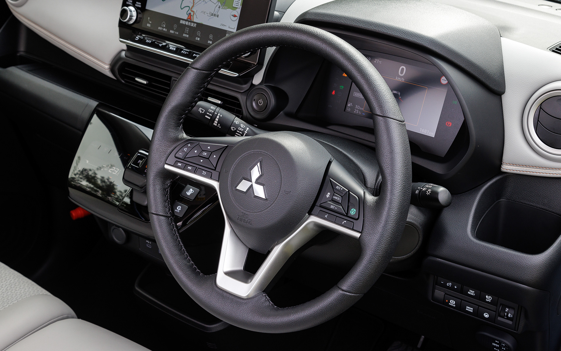 インテリアでは電子制御セレクターレバーや7インチカラー液晶メーターを採用するとともに、インストルメントパネルはUSBポートや随所に設けた収納スペースなど、機能性にもこだわった仕様。撮影車はオプション設定の「プレミアムインテリアパッケージ」仕様で、ライトグレーを基調に合成皮革と立体感のあるダイヤ柄エンボス加工を施したファブリックのコンビネーションを用いて上質感を演出している