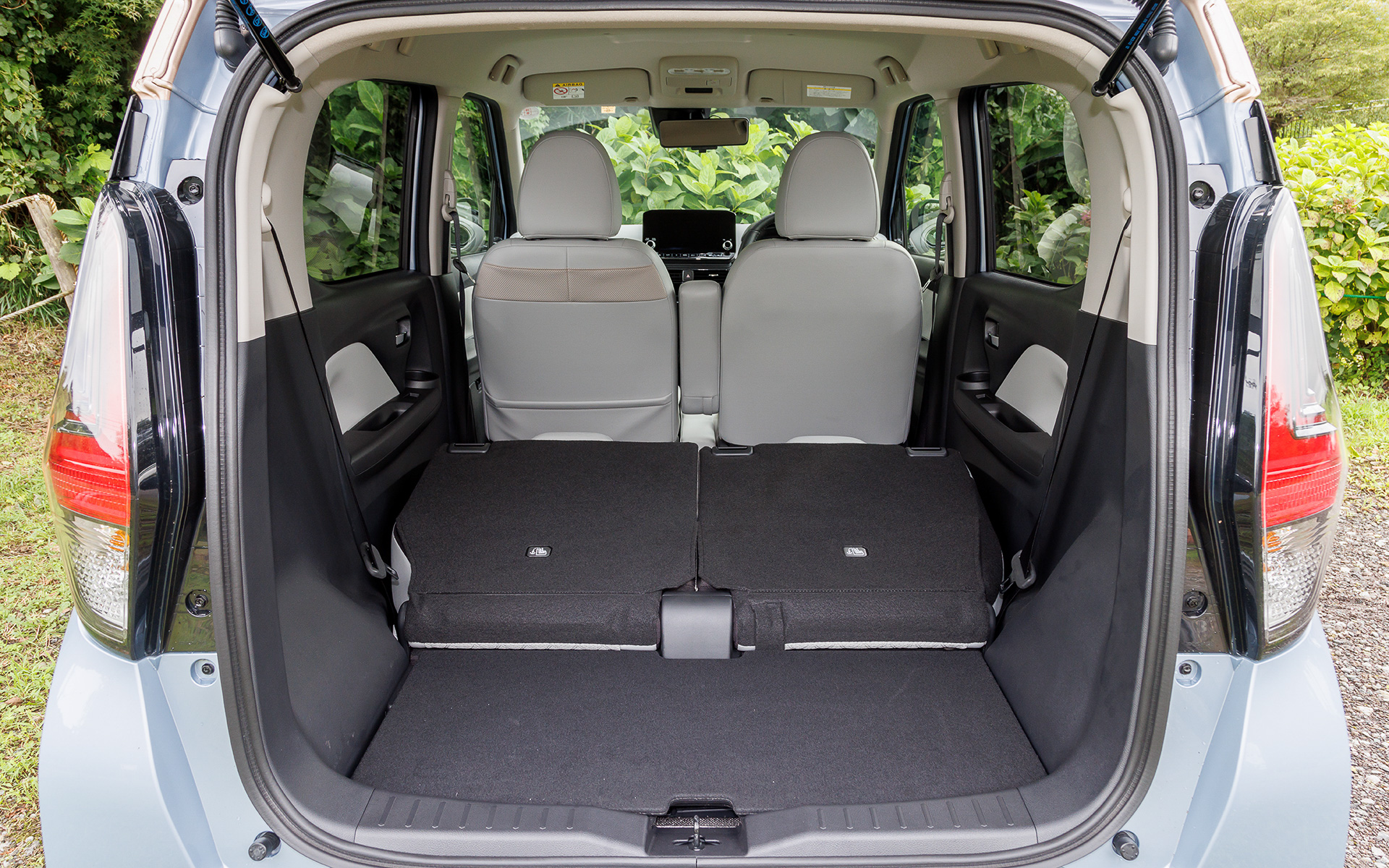 後席シートバックは50：50分割可倒式を採用