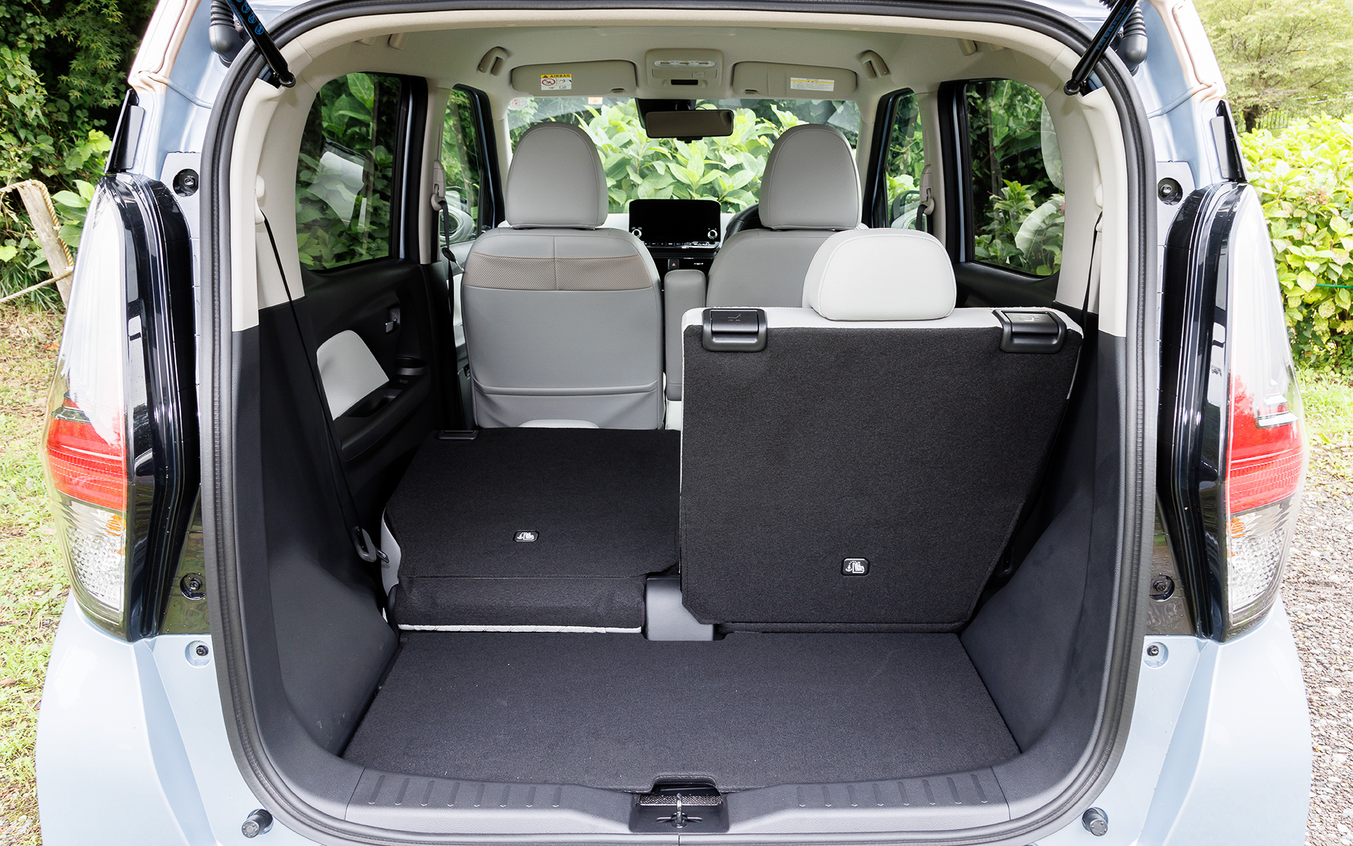 後席シートバックは50：50分割可倒式を採用