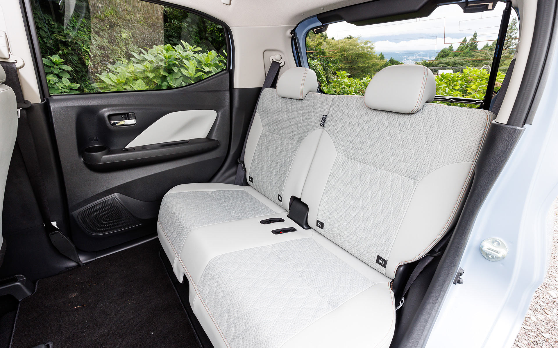 インテリアでは電子制御セレクターレバーや7インチカラー液晶メーターを採用するとともに、インストルメントパネルはUSBポートや随所に設けた収納スペースなど、機能性にもこだわった仕様。撮影車はオプション設定の「プレミアムインテリアパッケージ」仕様で、ライトグレーを基調に合成皮革と立体感のあるダイヤ柄エンボス加工を施したファブリックのコンビネーションを用いて上質感を演出している