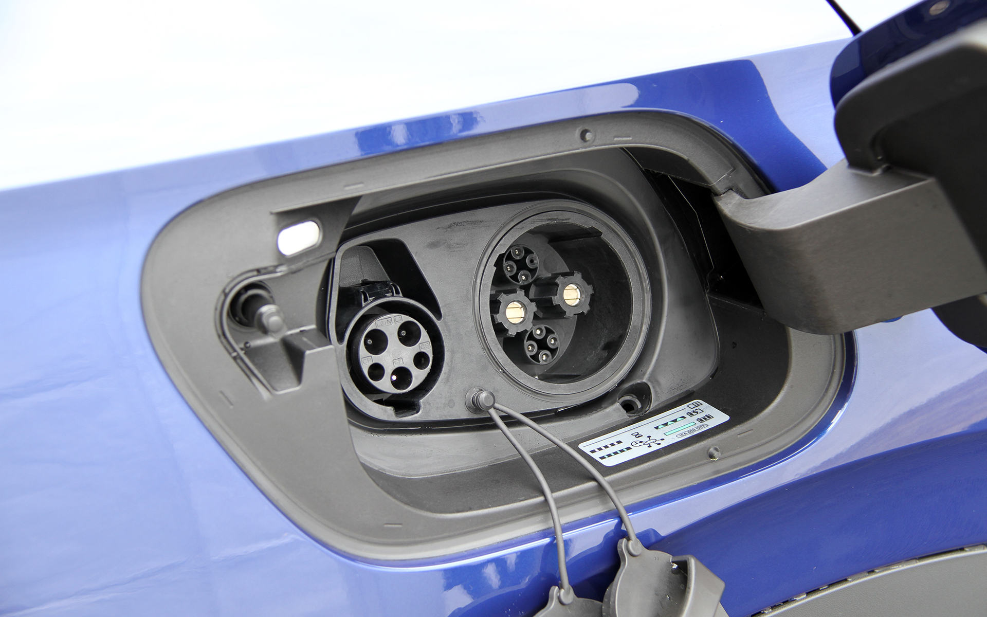 「Pro Launch Edition」の細部。タイヤサイズは前後異形となっており、フロントは235/50R20、リアは255/45R20。銘柄はブリヂストン「TURANZA ECO」。充電ポートは右のリア側に用意され、普通充電用と急速充電用が配置される