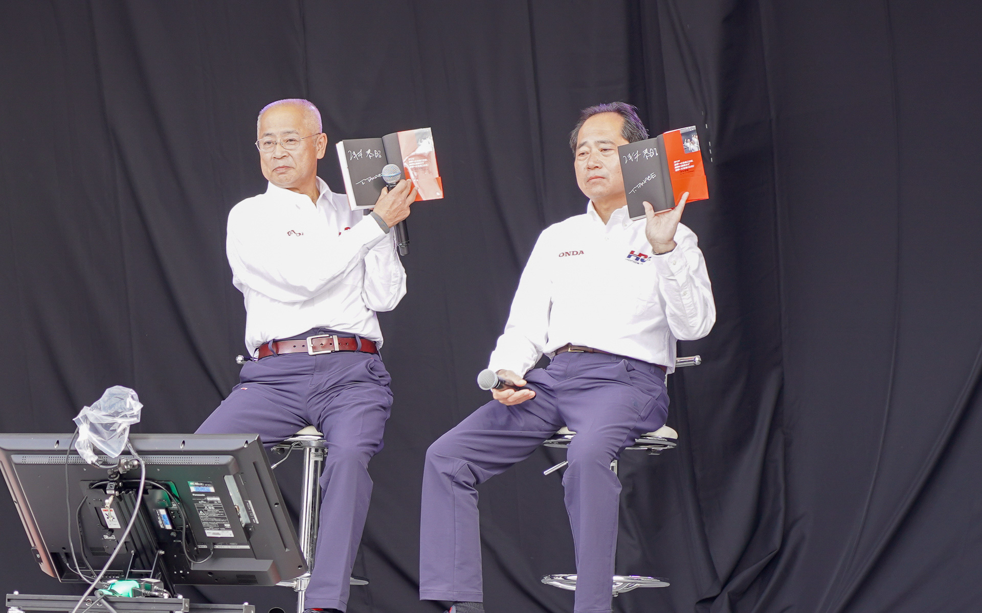書籍「ホンダF1 復活した最速のDNA」を紹介するホンダ・レーシング 常務取締役 四輪レース開発部 部長 浅木泰昭氏（左）と元ホンダF1 テクニカルディレクター 田辺豊治氏（右）