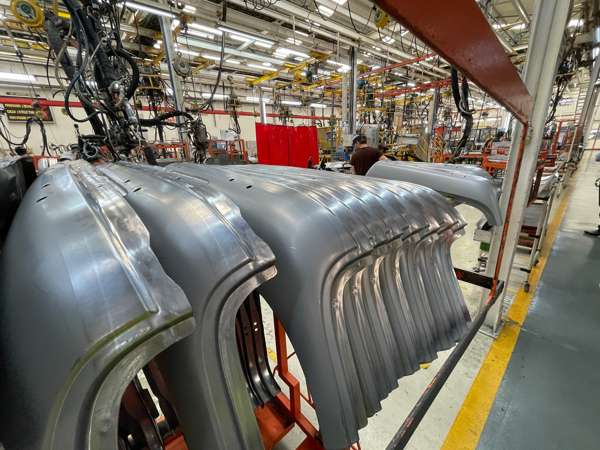 プレスされたパネルを溶接してキャブを組み上げていく