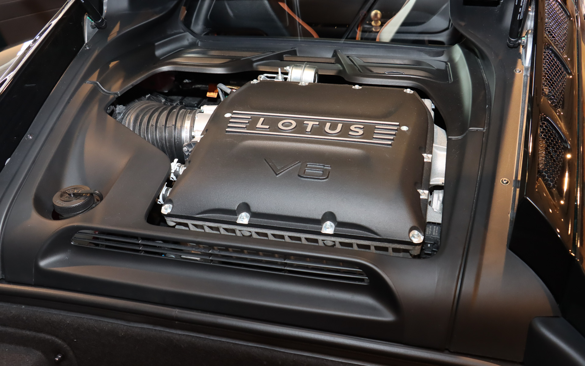 キャビン後方に搭載されるV型6気筒 3.5リッタースーパーチャージャーエンジンは最高出力298kW（405PS）/6800rpm、最大トルク420Nm/2700-6700rpmを発生