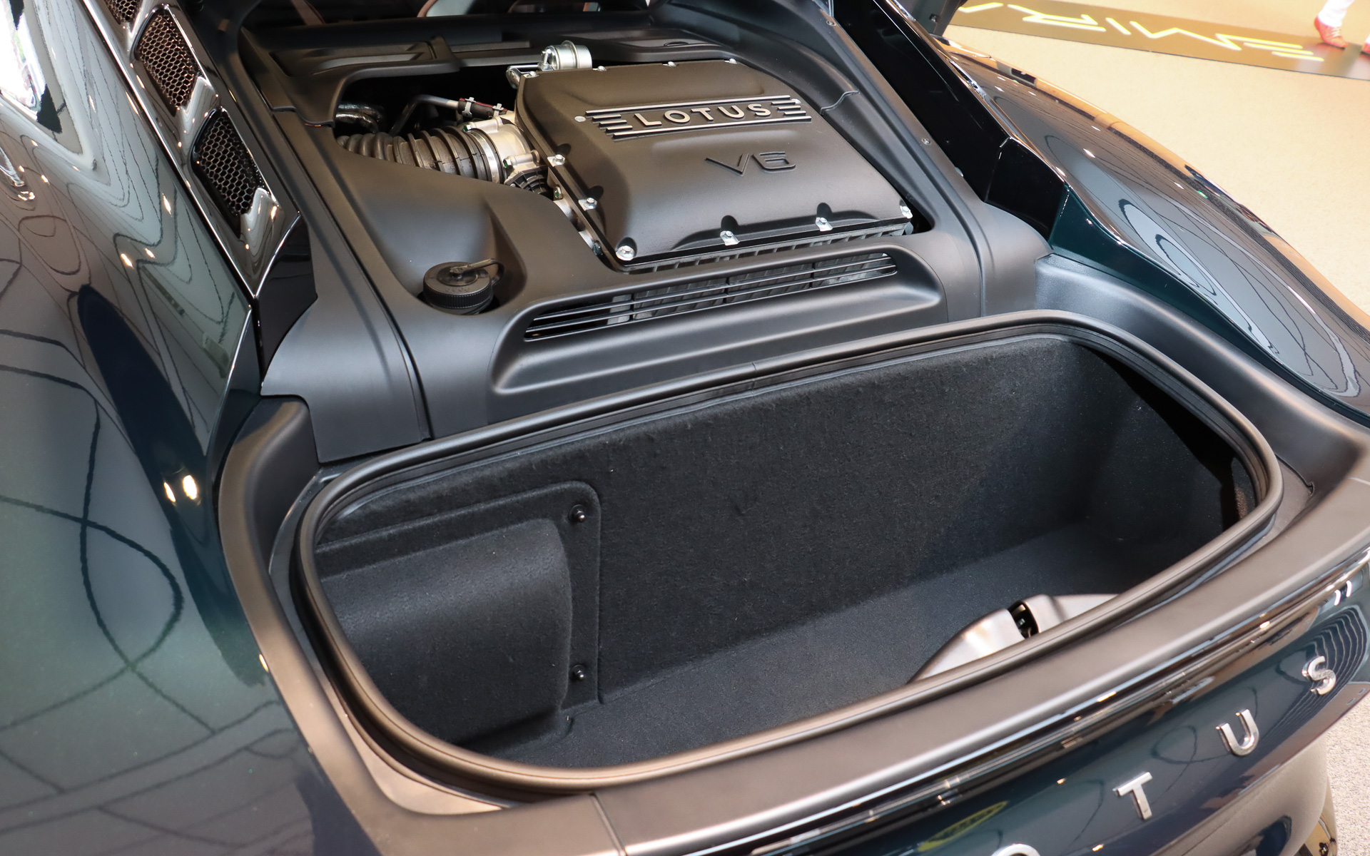 エンジン後方に容量151Lの収納スペースを設定