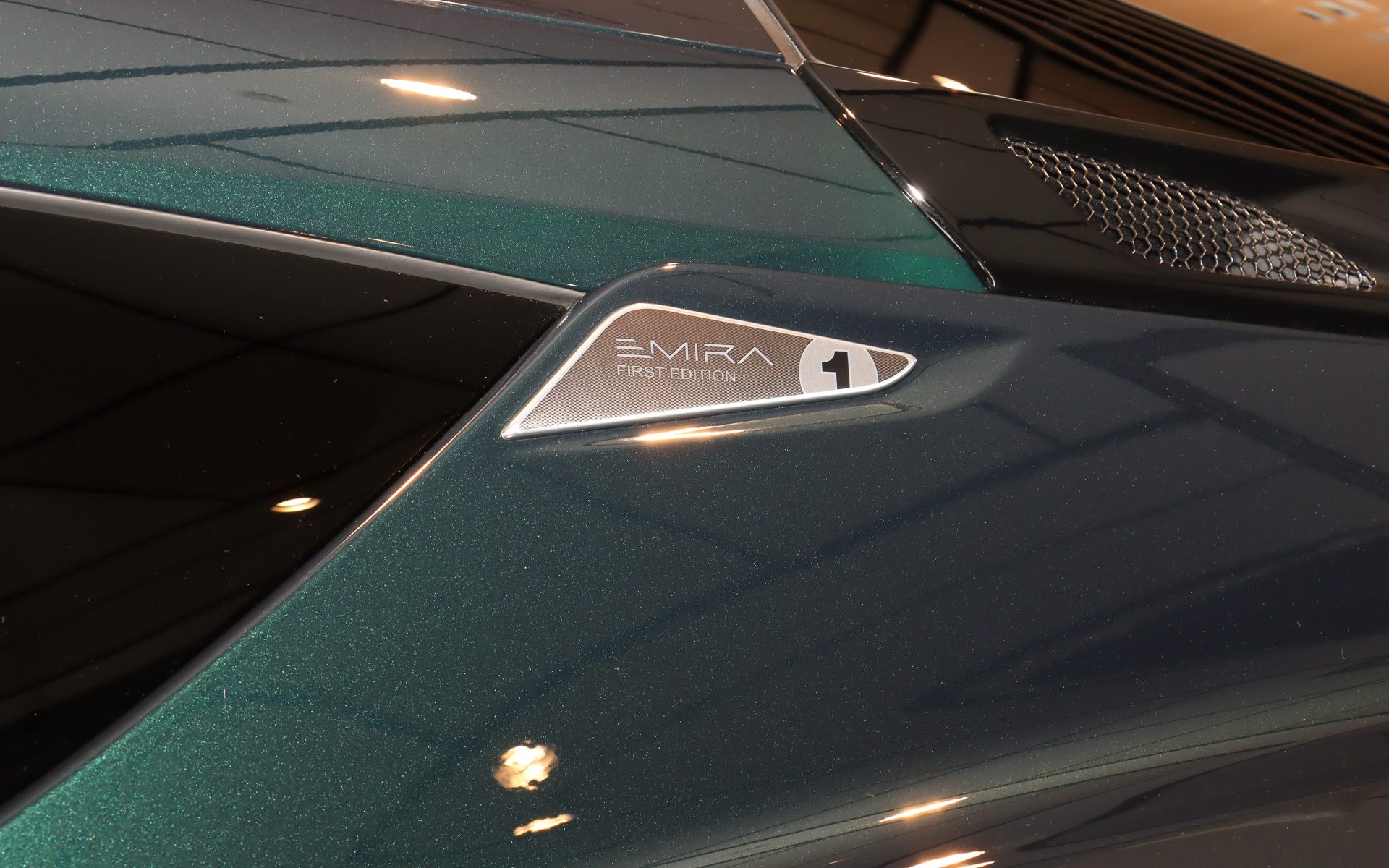 リアピラーにファーストエディションの専用バッヂを装着