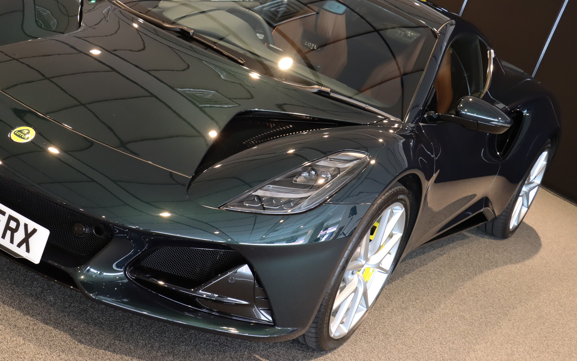 ボンネットに設定されたエアベントが空気の流れをボディ全体に誘導。エアロダイナミクスを最適化する