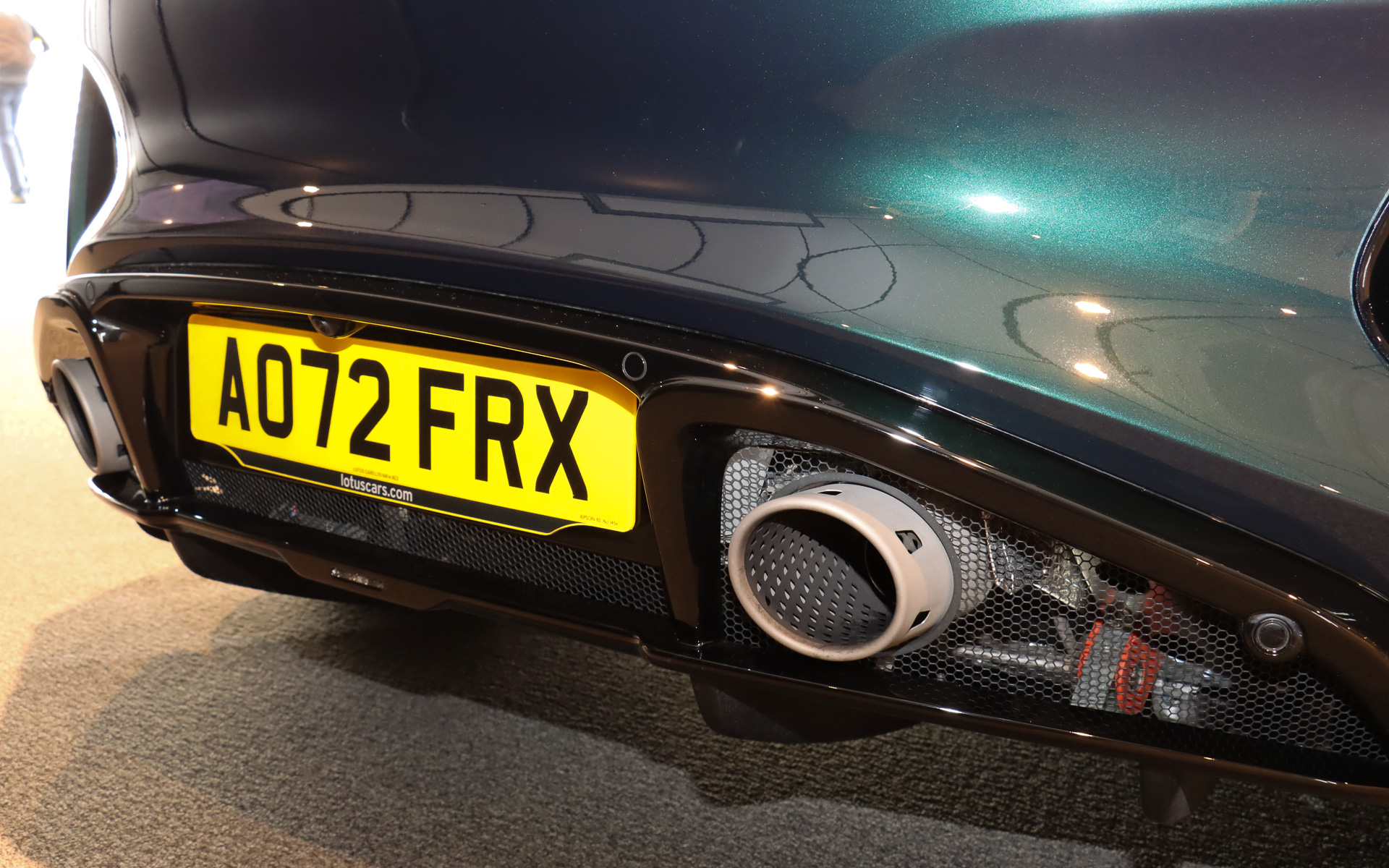 チタニウムカラーエキゾーストフィニッシャーをバンパー内にレイアウト。下側にエアディフューザーを設置してダウンフォースを高めている