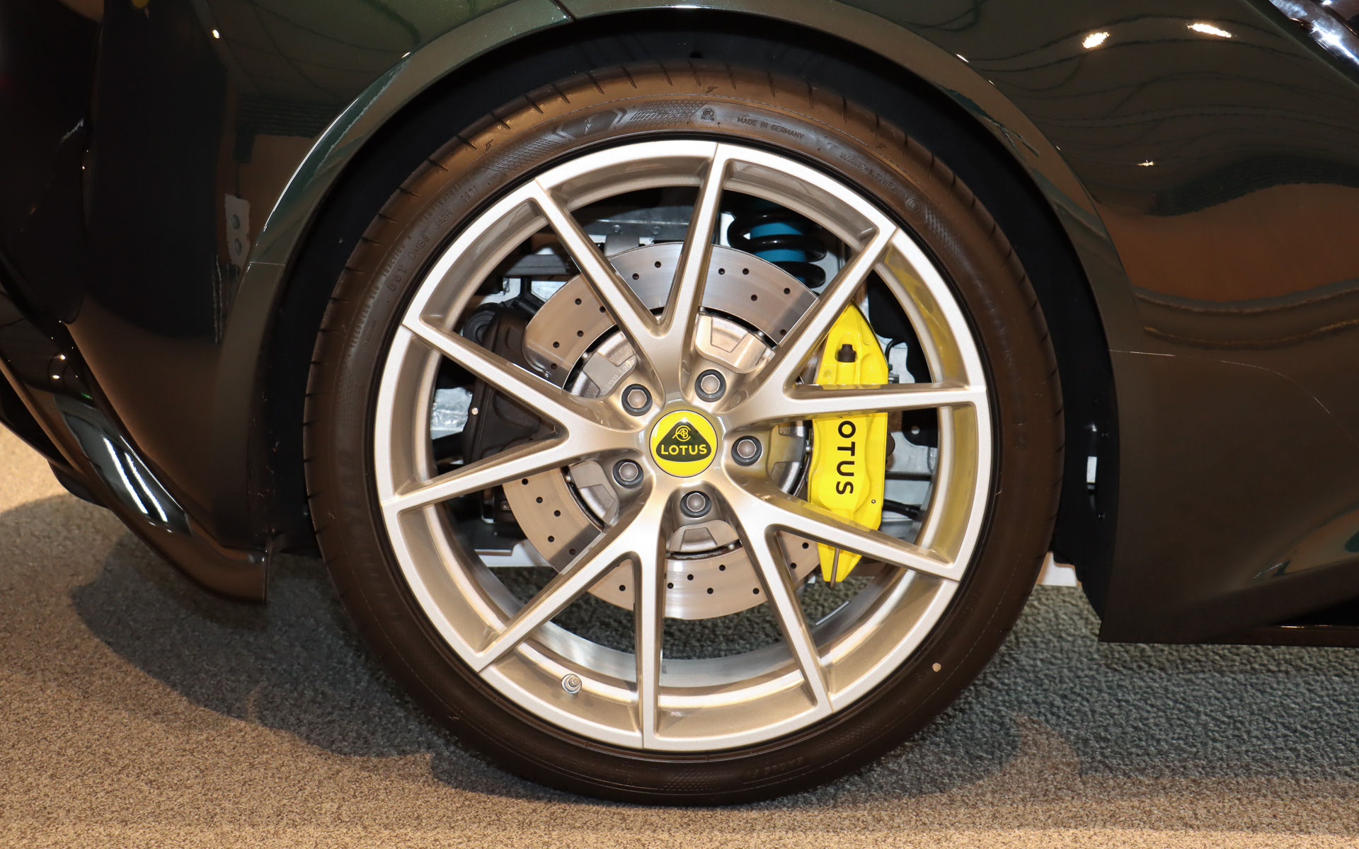 サスペンション形式は4輪ダブルウィッシュボーンで、タイヤサイズはフロントが245/35R20、リアが295/30R20。標準装備する「20インチ超軽量Vスポーク鍛造ダイヤモンドカットアロイホイール」はシルバー（写真）、ダイヤモンドカット、グロスブラックの3種類から選択できる