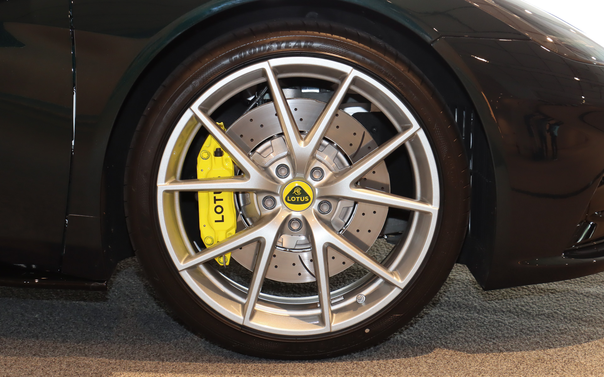 サスペンション形式は4輪ダブルウィッシュボーンで、タイヤサイズはフロントが245/35R20、リアが295/30R20。標準装備する「20インチ超軽量Vスポーク鍛造ダイヤモンドカットアロイホイール」はシルバー（写真）、ダイヤモンドカット、グロスブラックの3種類から選択できる