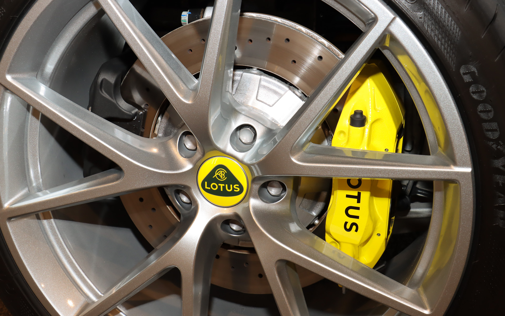 APレーシングの4ピストンアルミ合金製ブレーキキャリパーもブラック、レッド、イエロー、シルバーの4色から選べる。リア側には電動パーキングブレーキ用のキャリパーも備える