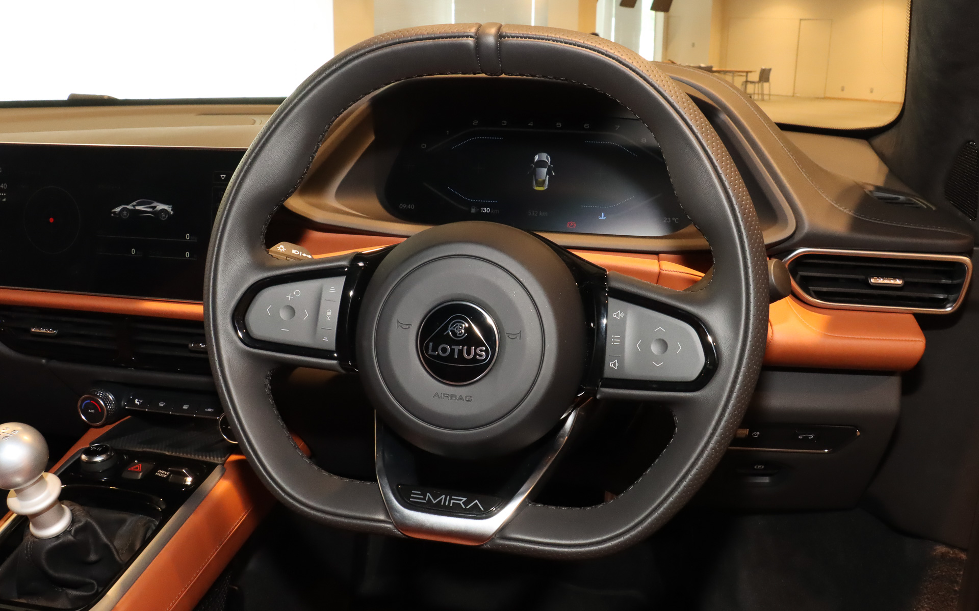 特徴的な形状を与えられたブラックナッパレザーステアリングを標準装備