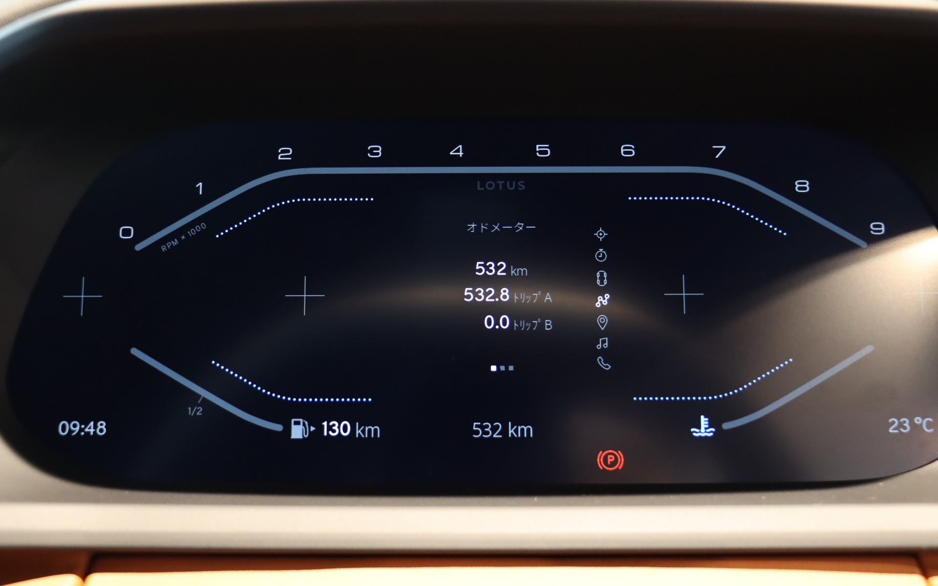 12.3インチのTFT液晶ディスプレイを使ったデジタルメーターを採用。タイヤ空気圧やナビの右左折情報なども表示可能