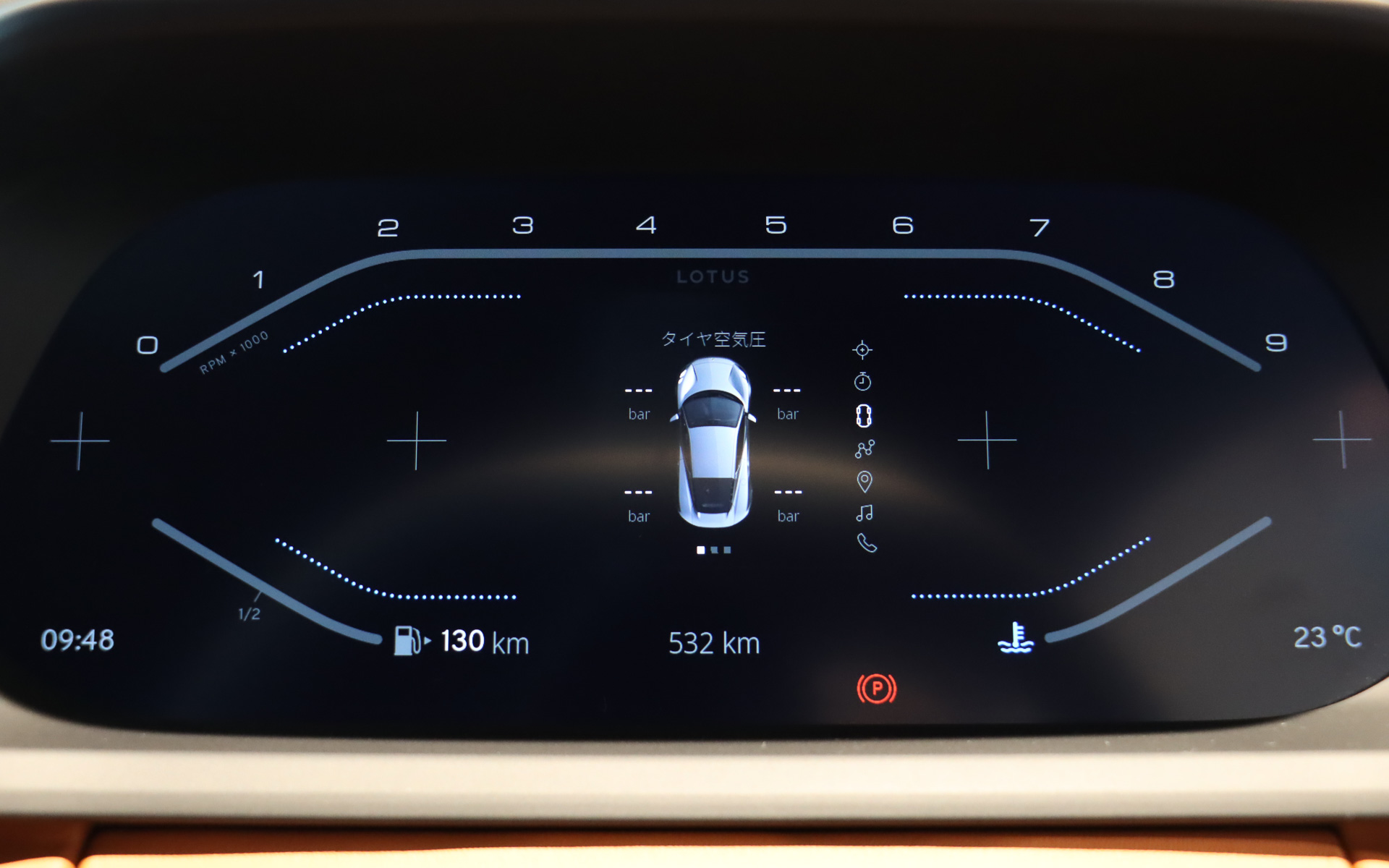 12.3インチのTFT液晶ディスプレイを使ったデジタルメーターを採用。タイヤ空気圧やナビの右左折情報なども表示可能